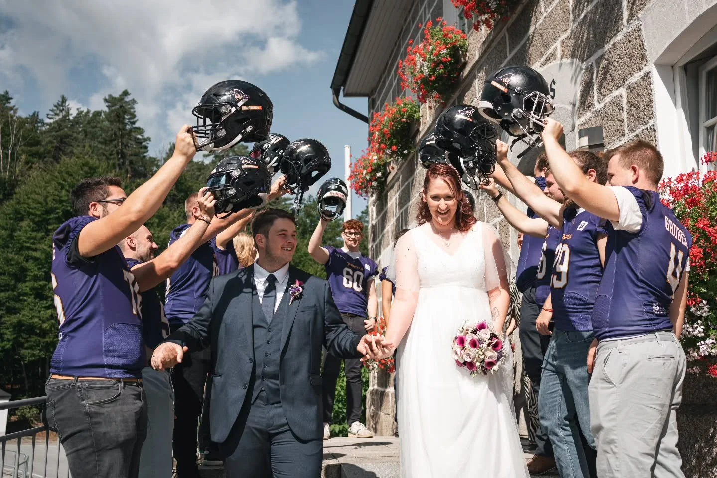 Heute durften wir die Hochzeit unserer Nicki &amp; Alex feiern! 👰&zwj;♀️🤵

Die Pirates-Family w&uuml;nscht euch von Herzen nur das Beste f&uuml;r eure Zukunft! Danke, dass wir Teil eures besonderen Tags sein durften! 💜

#passaupirates #pirates #fo