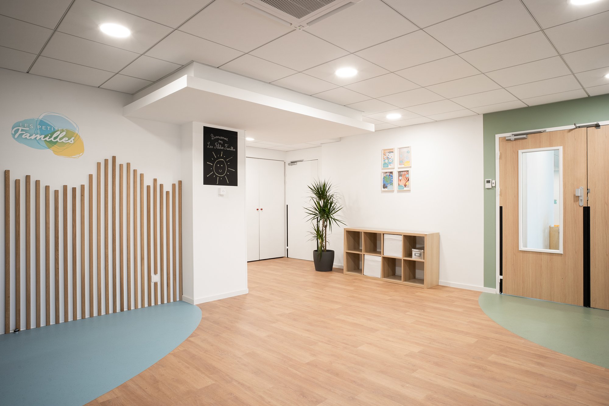 Accueil Les Petites familles, centre d'accueil pour les enfants de 0 à 10 ans, rénové par ATELIER DITO, Architecte d'intérieur à Lyon