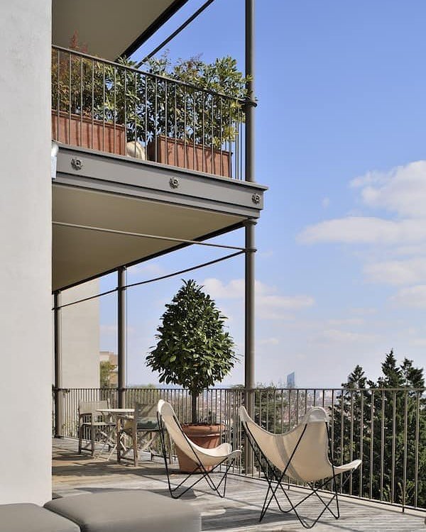 RENAISSANCE
R&eacute;novation d&rsquo;une maison de 450m2 &agrave; Lyon

Quand les beaux jours arrivent (oui je sais, on les attend encore), l&rsquo;ext&eacute;rieur devient une vraie pi&egrave;ce &agrave; vivre. Ici, la terrasse en bois et le bassin
