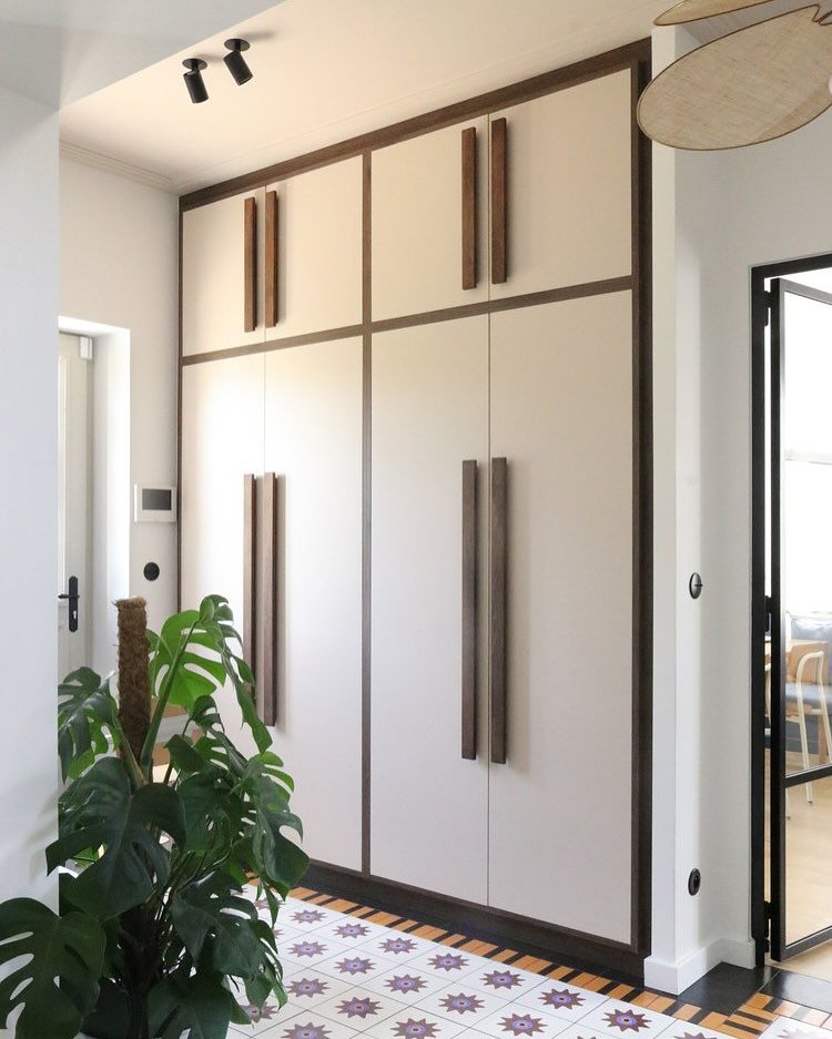 BEL AIR
R&eacute;novation d&rsquo;une maison &agrave; Caluire

Dans cette maison familiale, l&rsquo;entr&eacute;e donne le ton : lignes sobres, mat&eacute;riaux nobles, et unicit&eacute; des d&eacute;tails.

Le meuble a &eacute;t&eacute; dessin&eacut