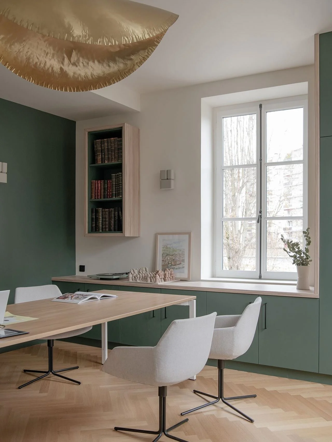 🚨 Un poste de travail par collaborateur ne suffit plus.

Aujourd&rsquo;hui un collaborateur ne vient pas chercher un poste fixe. Il vient chercher des atmosph&egrave;res. 

Pourquoi ? parce que nos journ&eacute;es ne sont pas lin&eacute;aires. Elles