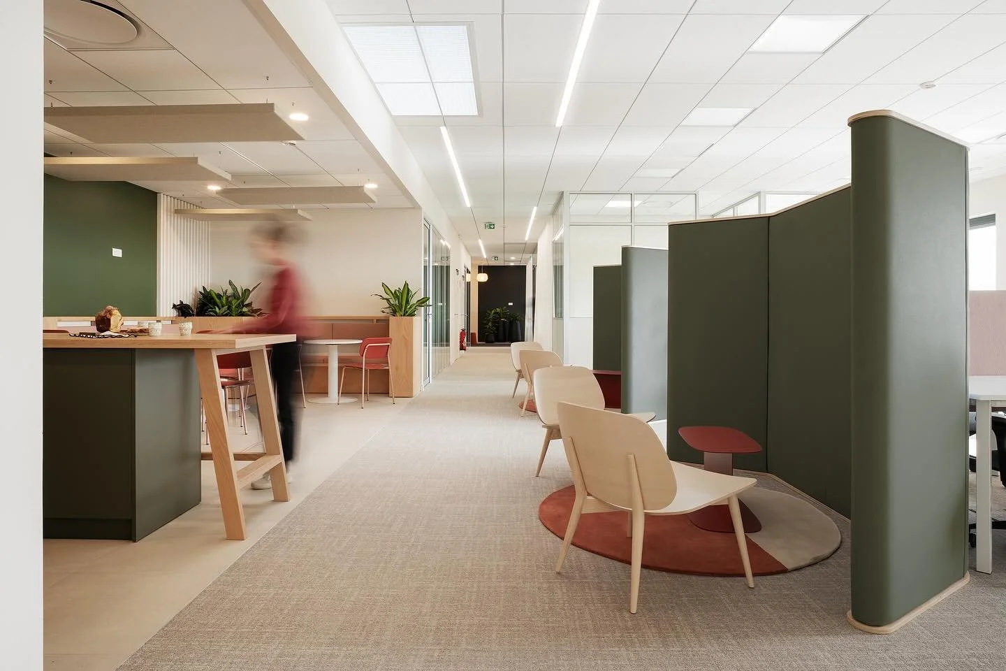 Un espace peut isoler.
Un espace peut relier.
Tout d&eacute;pend de la mani&egrave;re dont il est pens&eacute;.

Depuis plus de 10 ans, nous observons une r&eacute;alit&eacute; simple : les bureaux ne sont pas seulement des lieux o&ugrave; l&rsquo;on