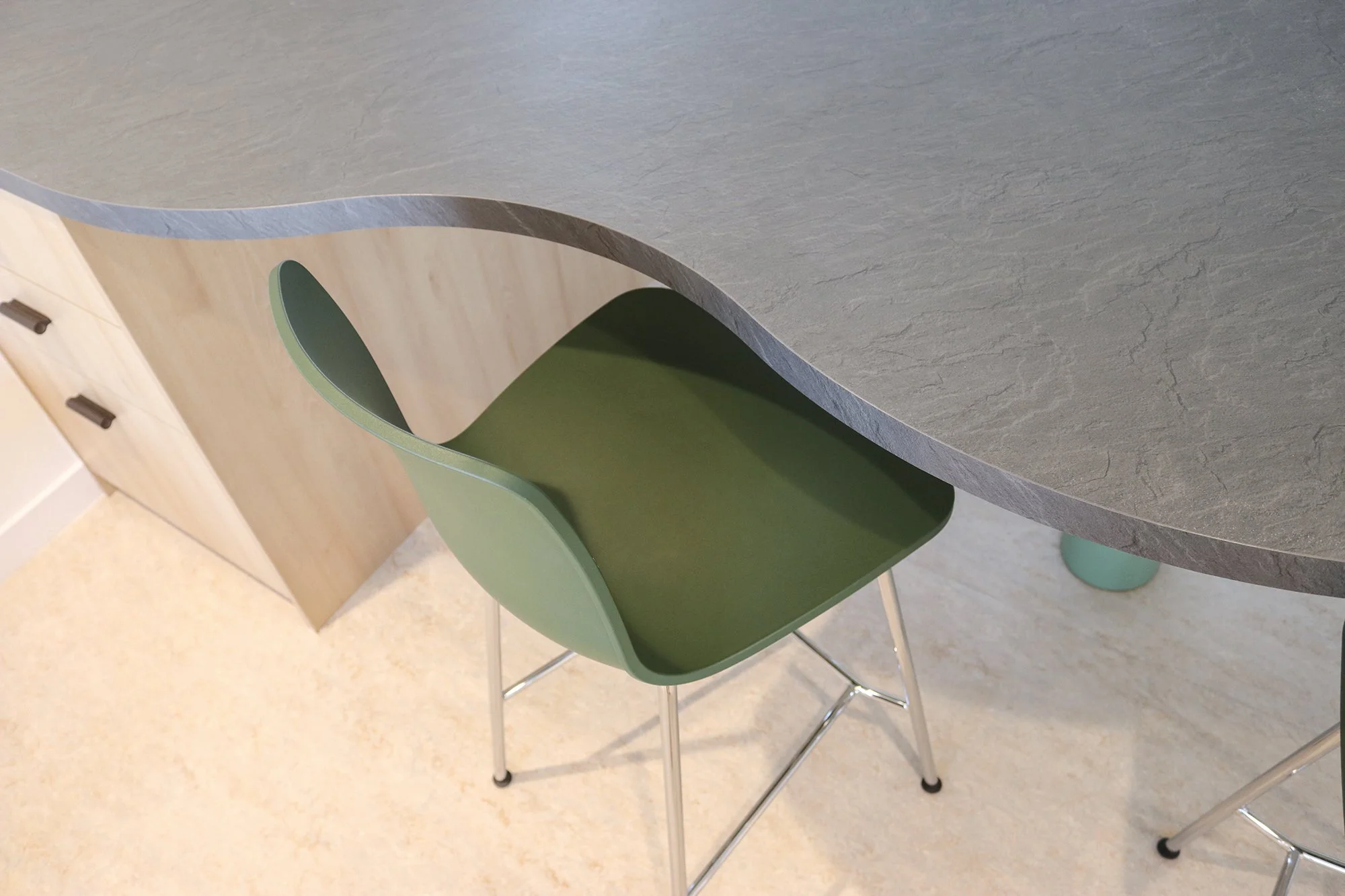 Détail mobilier et table courbe en bois, espace jeunes du Pôle enfance jeunesse de Champagne-au-mont-d'or