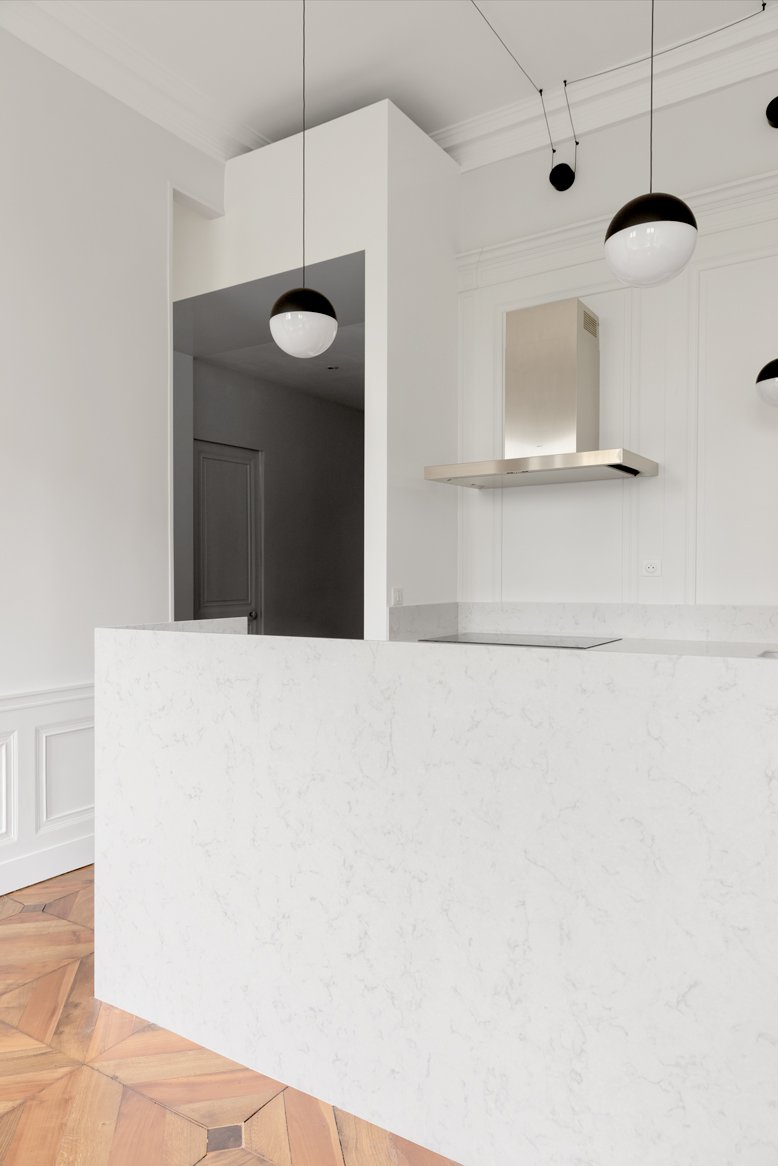 suspensions flos, cuisine appartement Haussmannien, cuisine quartz, cuisine blanche, architecte d'intérieur appartement luxe lyon, architecte d'intérieur lyon 6, architecte d'intérieur appartement lyon, architecte d'intérieur créatif lyon