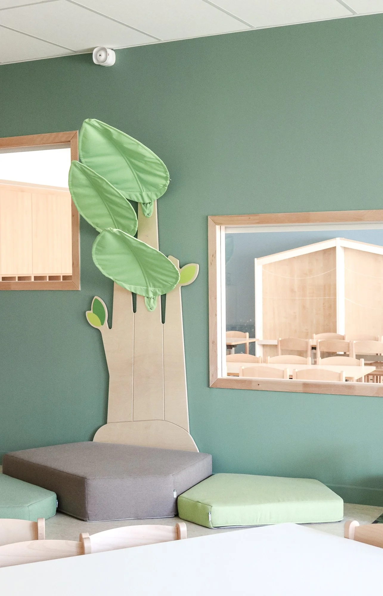 Mur vert et décor arbre, espace périscolaire et RPE du Pôle enfance jeunesse de Champagne-au-mont-d'or