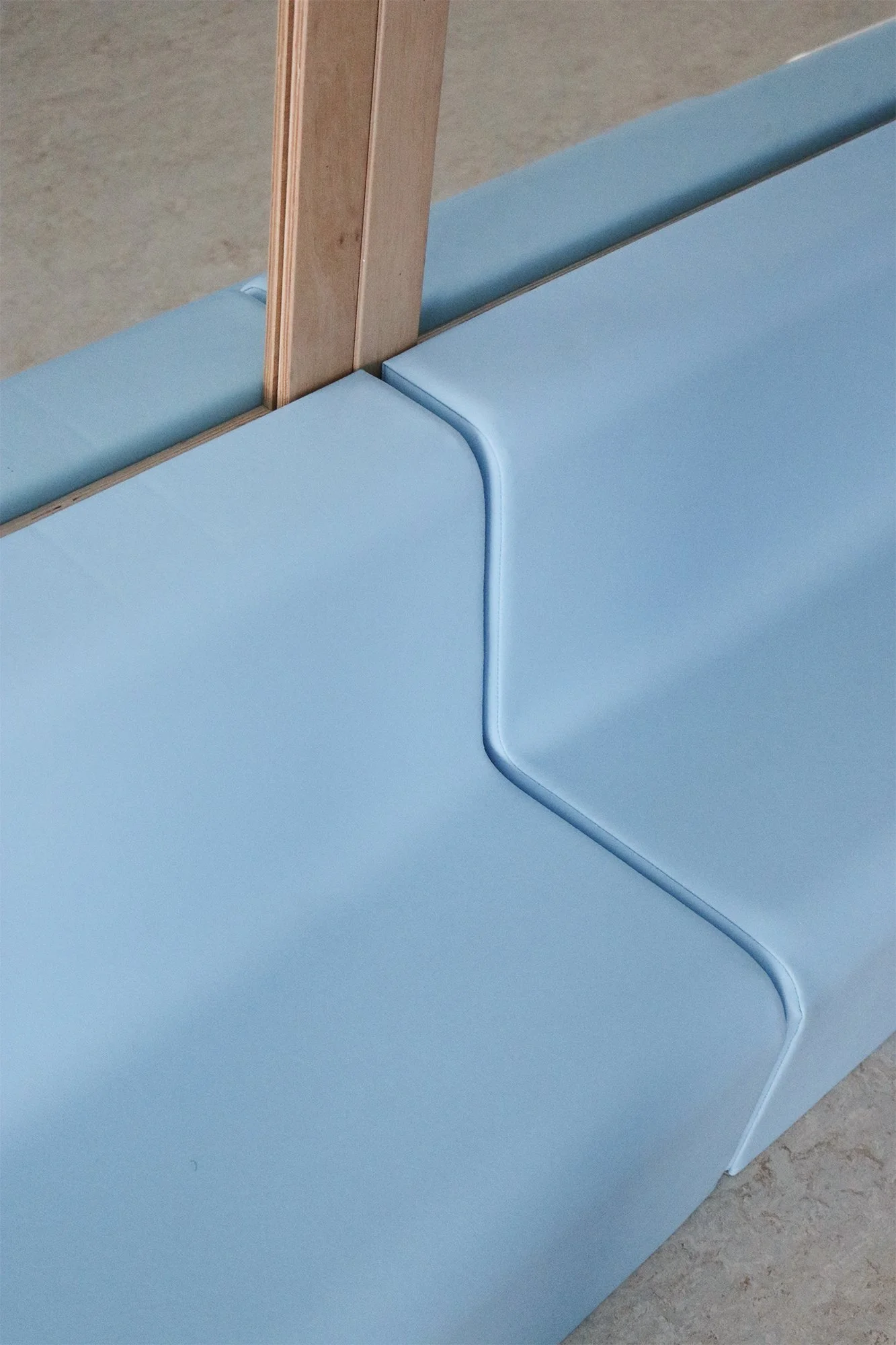 Détail mobilier petite enfance banquettes mousse bleu, espace périscolaire et RPE du Pôle enfance jeunesse de Champagne-au-mont-d'or