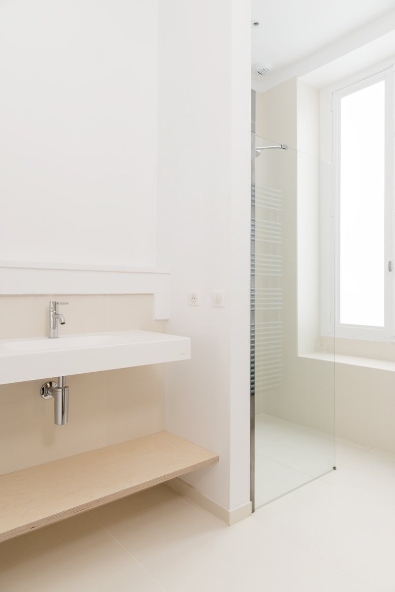 Salle de bain lumineuse, architecte d'intérieur appartement luxe lyon, architecte d'intérieur lyon 6, architecte d'intérieur appartement lyon, architecte d'intérieur créatif lyon, parquet blanc, suite parentale lyon