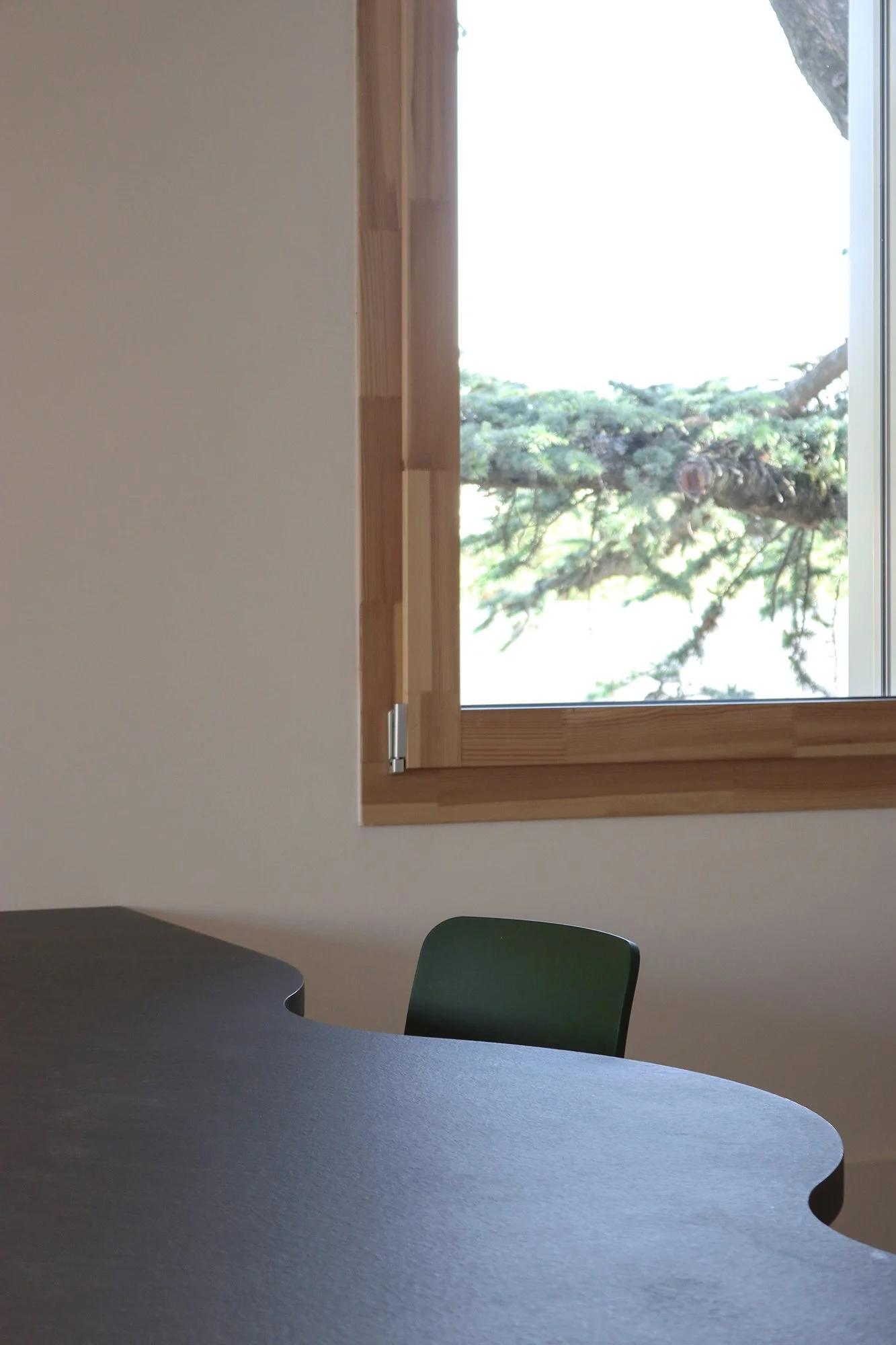 Ilot de cuisine courbe sur mesure, espace jeunes du Pôle enfance jeunesse de Champagne-au-mont-d'or