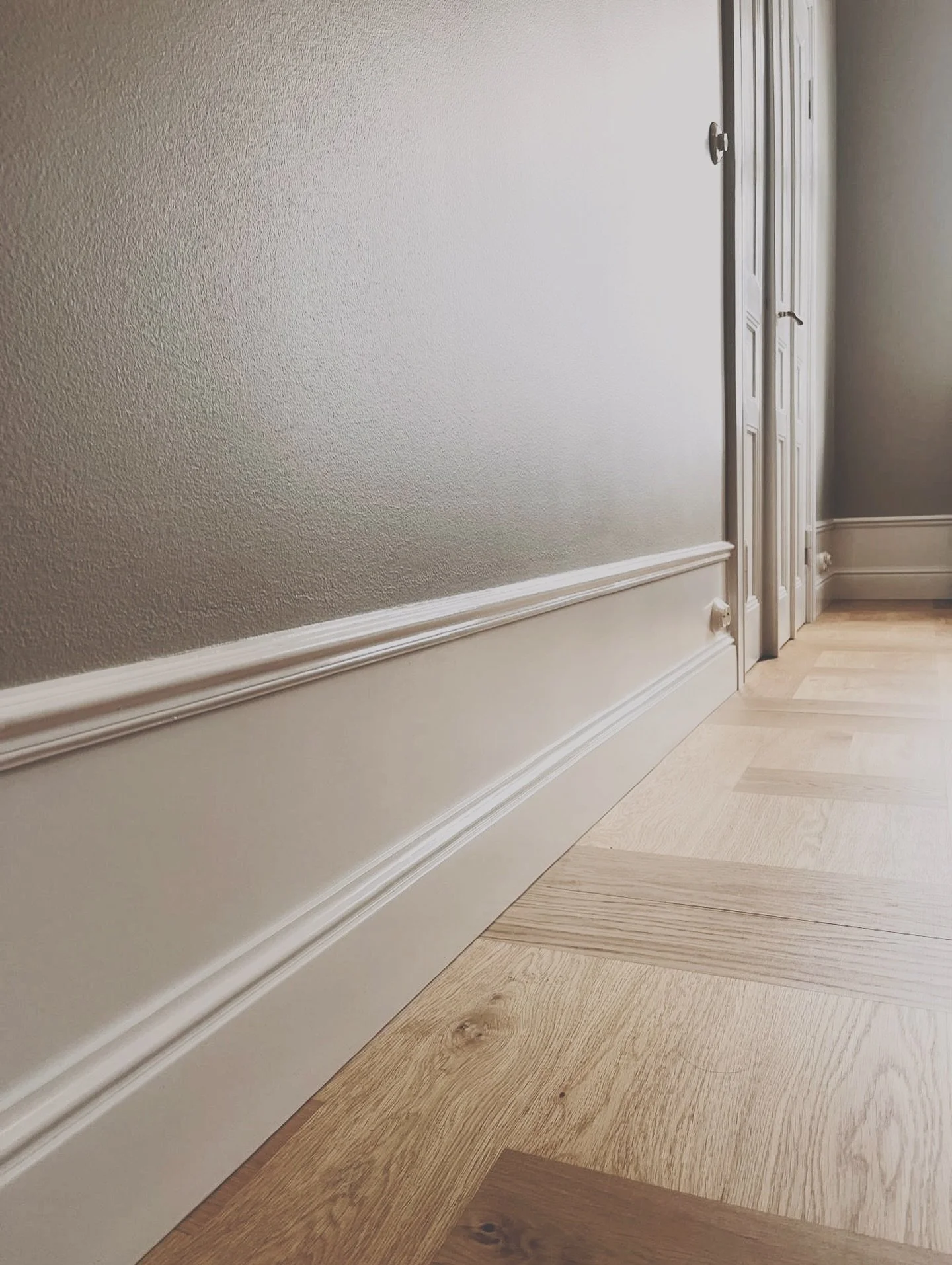 Maalauksessa rajaukset, teippaukset ja muut valmistelut on aika t&auml;rkeit&auml;, jotta esim. n&auml;m&auml; korkeat, parketilta nousevat listoitukset saa n&auml;ytt&auml;m&auml;&auml;n skarpeilta. 

Kiitos asiakkaille luottamuksesta! 
Ja kiitos me