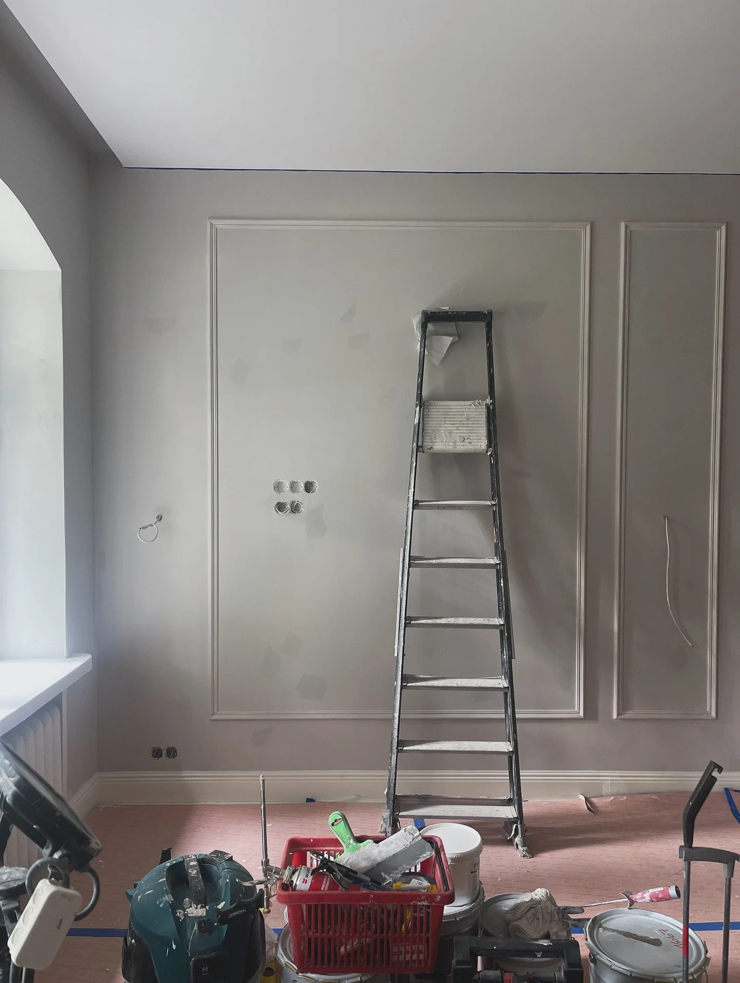 Toteuttajan n&auml;k&ouml;kulma, kannattaako suunnittelijan palkkaaminen remonttiin? 

Kannattaa. 

Ty&ouml;kuvat tuovat selke&auml;t ohjeet tekoon, suunnittelija toimii usein t&auml;rke&auml;n&auml; palana tilaajan ja ty&ouml;maan v&auml;liss&auml;,