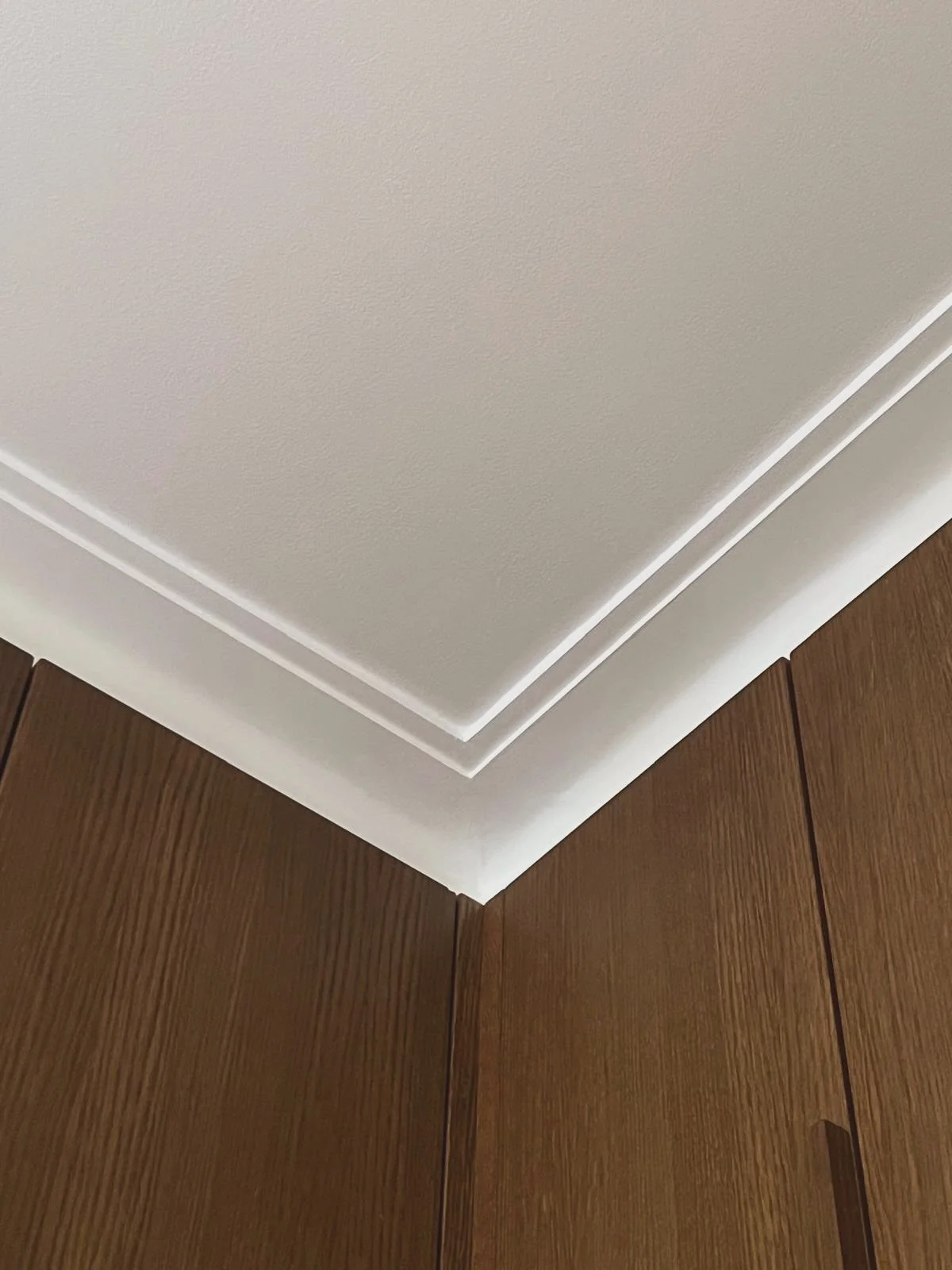 Kes&auml;n kiireiset ty&ouml;maat alkavat valmistua. Ollaan tehty taas koko asunnon kattavia saneerauksia, porrashuoneiden maalauksia, ulko-ovien kunnostuksia ja saatettu vesivahingosta k&auml;rsineet tilat entist&auml; ehommiksi. 

Kiitokset asiakka