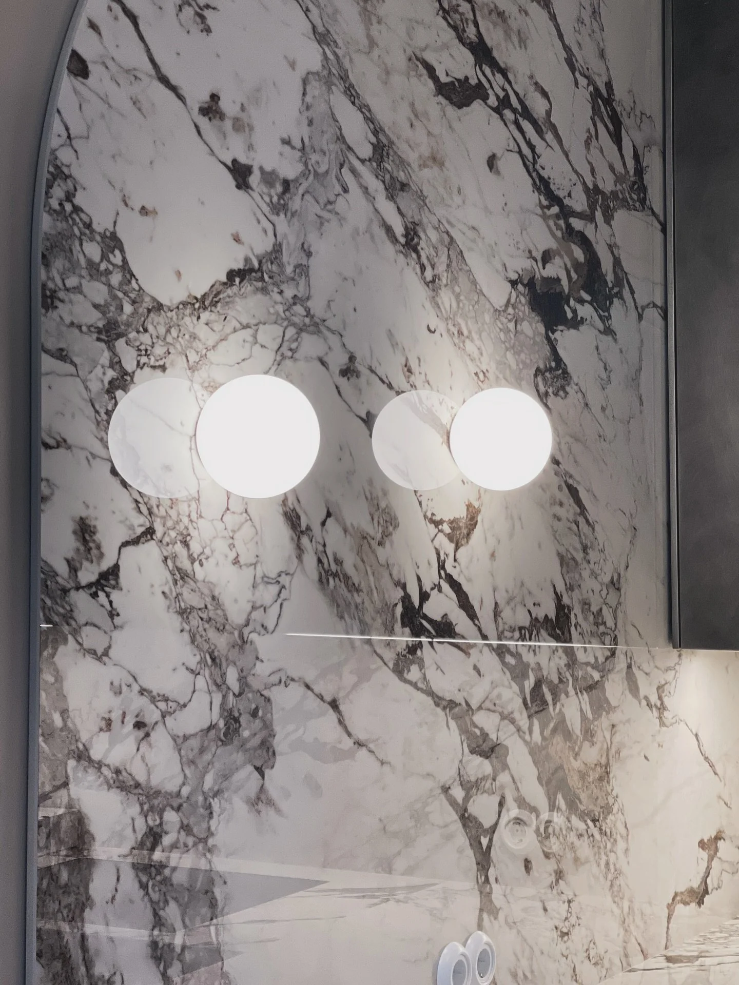 Valmista t&auml;&auml;ll&auml;kin. Kokonaan saneeratussa kohteeseen tehtiin t&auml;llainen uniikki ja veistoksellinen keitti&ouml;. 

Keitti&ouml; @bendoliving 
Kohteen suunnittelu @avarrus 

Kuva on julkaistu asiakkaan luvalla. 

#EkmanRemontit #rem