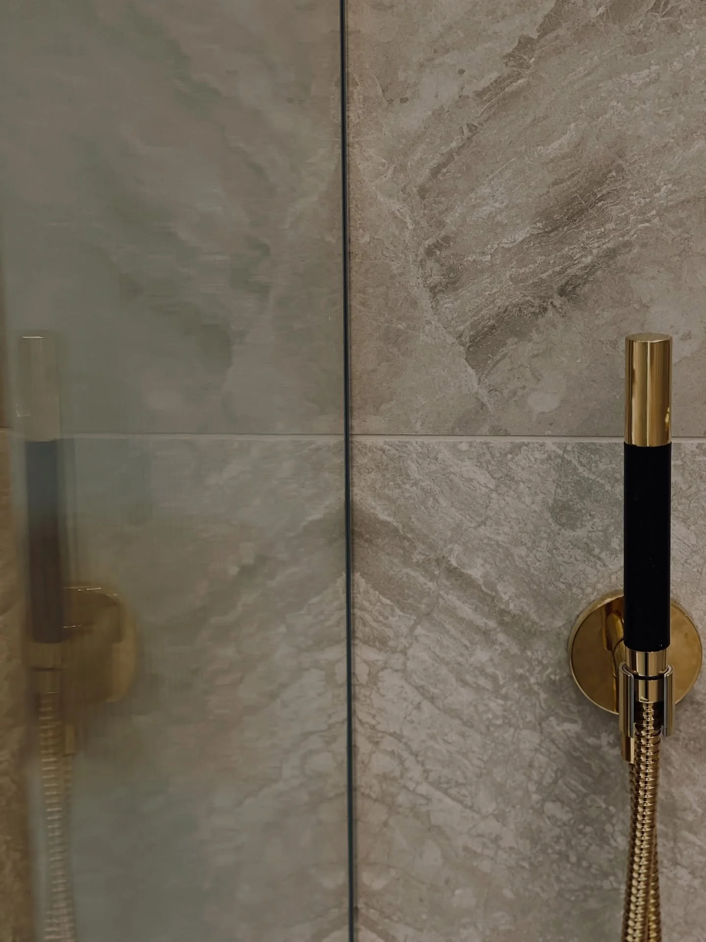 Miksi vanhojen talojen remonteissa tulee viiv&auml;styst&auml;, kustannukset nousevat ja joudutaan kompromisseihin?

1. Urakoitsija ei tunne vanhoja rakenteita. On aivan eri tehd&auml; t&auml;llaista j&auml;lke&auml; uudiskohteeseen kuin 1800-luvun t