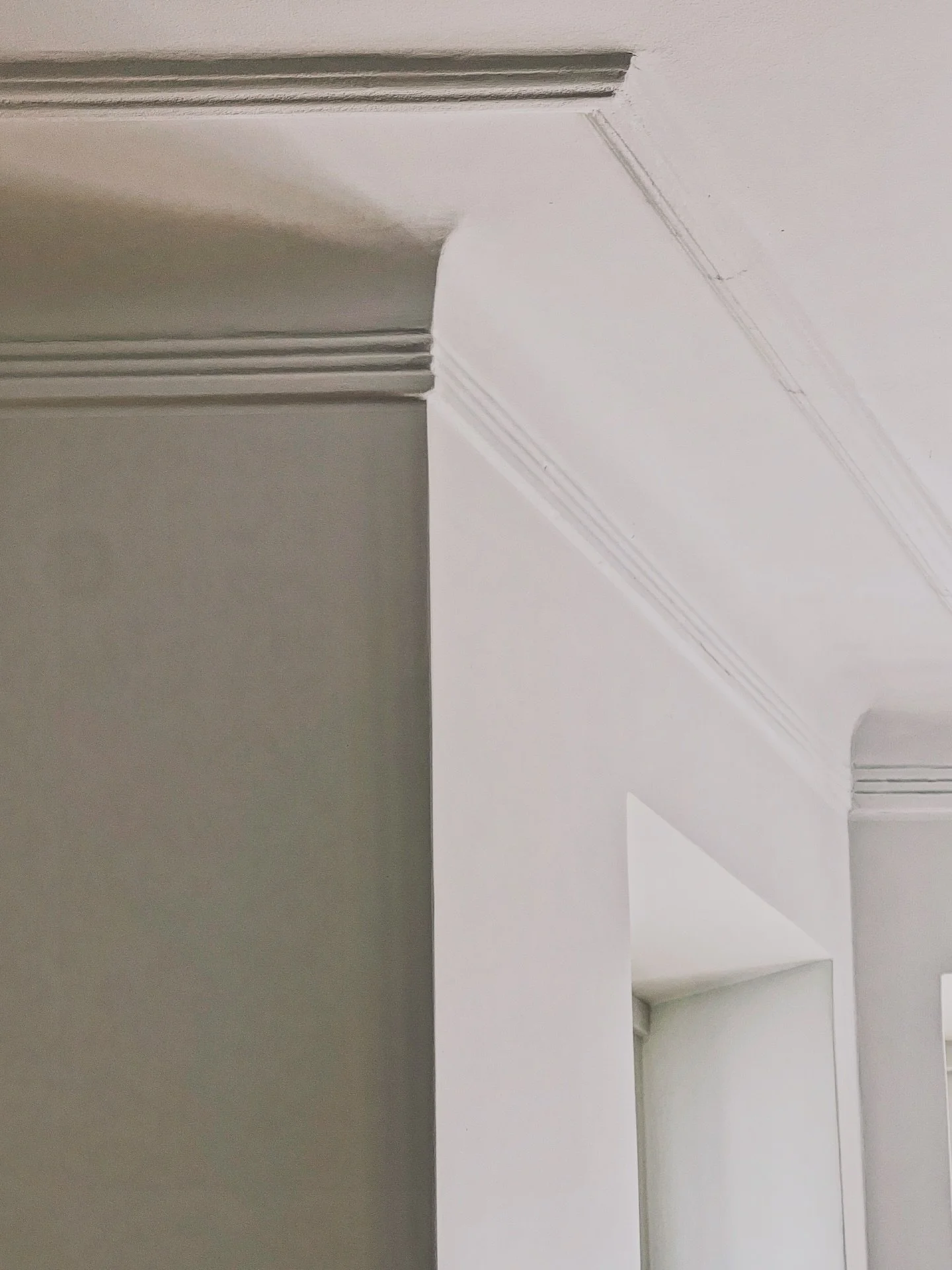 T&auml;&auml;ll&auml;kin valmista. 

Merikadun koti Ullanlinnassa koki k&auml;siss&auml;mme totaalisen muodonmuutoksen. Alkuper&auml;iset rakennusosat, kuten n&auml;m&auml; kattolistat entistettiin joka huoneessa. Ja, kun huonejaon muutoksista puuttu