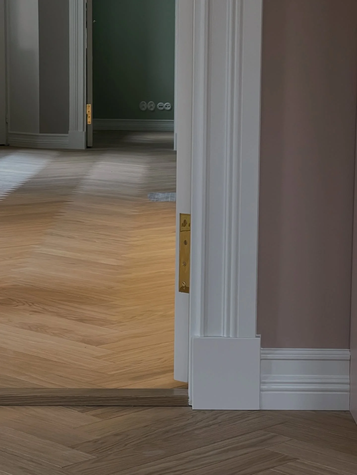 Oviaukon kohdassa tapahtuu paljon
&bull;listojen risteykset
&bull;klossipalikat
&bull;sein&auml;s&auml;vyjen vaihtuminen
&bull;parketti ja mahdolliset kynnykset
&bull;ovet, karmit ja saranaupotukset 

Ainakin. 

T&auml;llaisten yksityiskohtien tekemi