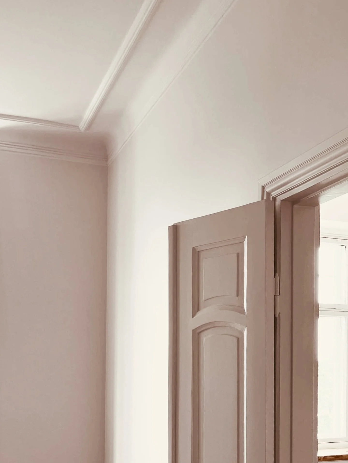 Kohta valmista Ullanlinnassa.
Koko huoneiston remontti etenee loppusuoralle. Pian t&auml;&auml;ll&auml; p&auml;&auml;st&auml;&auml;n taas ihailemaan puisto- ja merimaisemia oikeastaan ihan uudesta kodista. 

Huoneisto koki totaalisen muodonmuutoksen.