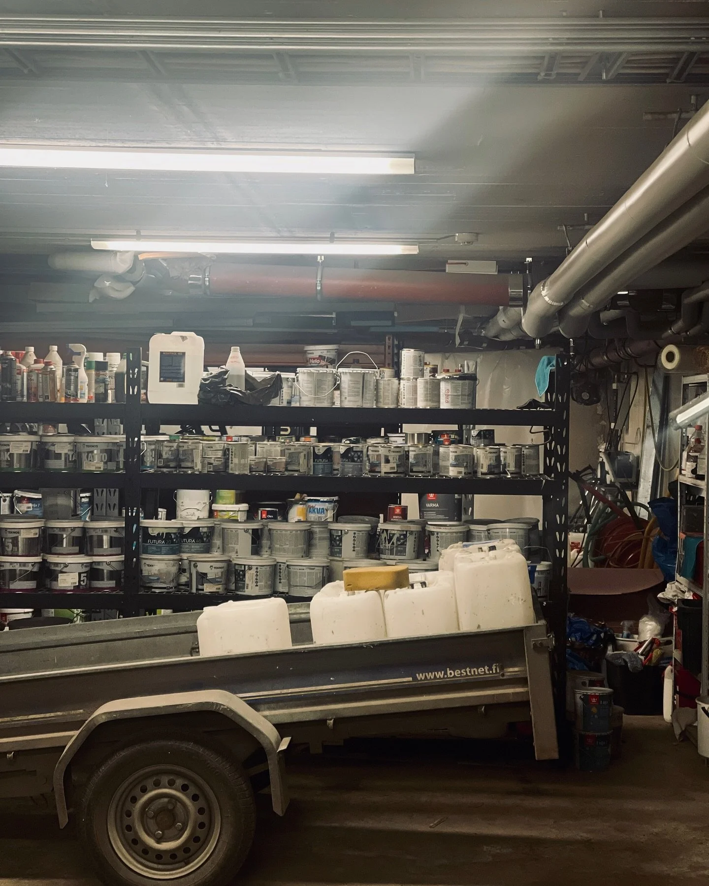 Paikallinen toimija? Kyll&auml;. Ekmanilla on yli 700 m2 tilaa Ullanlinnan syd&auml;mess&auml;. Tilat jakautuvat varasto, verstas ja autohallitiloihin, jossa pakataan mm. autot. 

L&ouml;ytyy my&ouml;s sosiaalitilat, keitti&ouml;, pukkarit. 

T&auml;