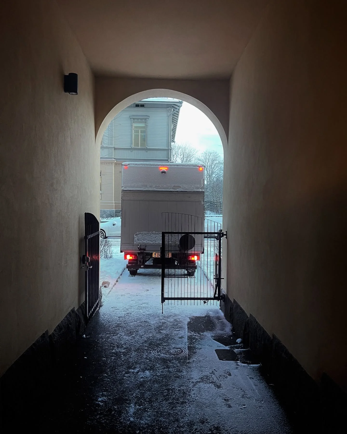 Ent&auml; jos tilasi on t&auml;ynn&auml; koti-, toimisto tai myym&auml;l&auml;tavaraa ja remontin pit&auml;isi alkaa vaikka purkuhommilla?

Pyyd&auml; ty&ouml;njohdolta tarjous tilasi pakkauksesta ja vakuutetusta v&auml;livarastoinnista. Ja tietysti 