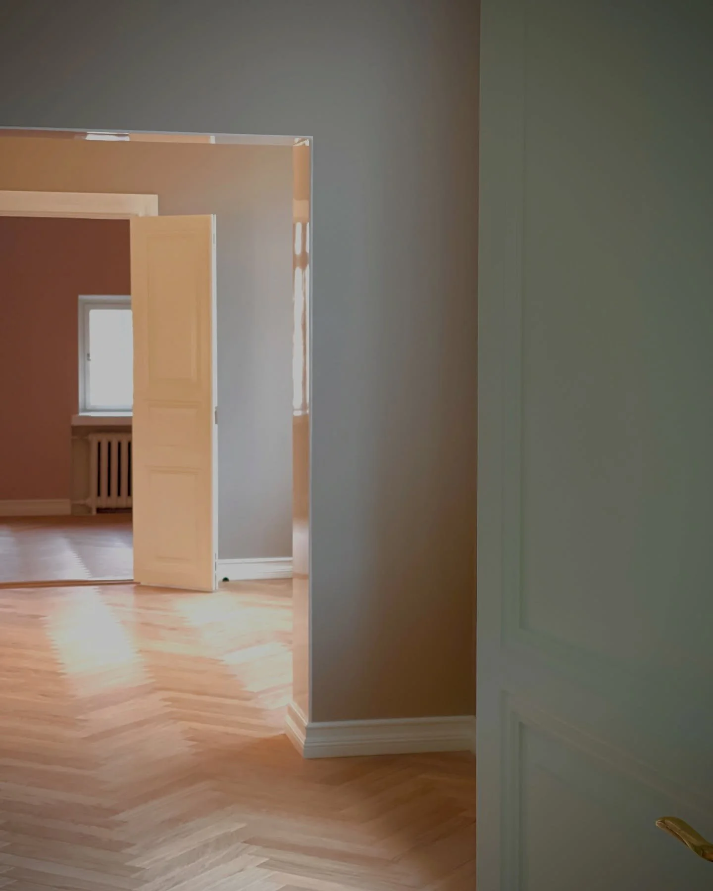 Valmista t&auml;&auml;ll&auml;kin. Meid&auml;n maalarit ovat taas tehneet hienoa j&auml;lke&auml; erilaisissa pinnoissa. T&auml;yskiilt&auml;v&auml; 👌🏼

#maalaus #maali #remontti #remontointi #kotiremontti #asuntoremontti #huoneistoremontti #renova