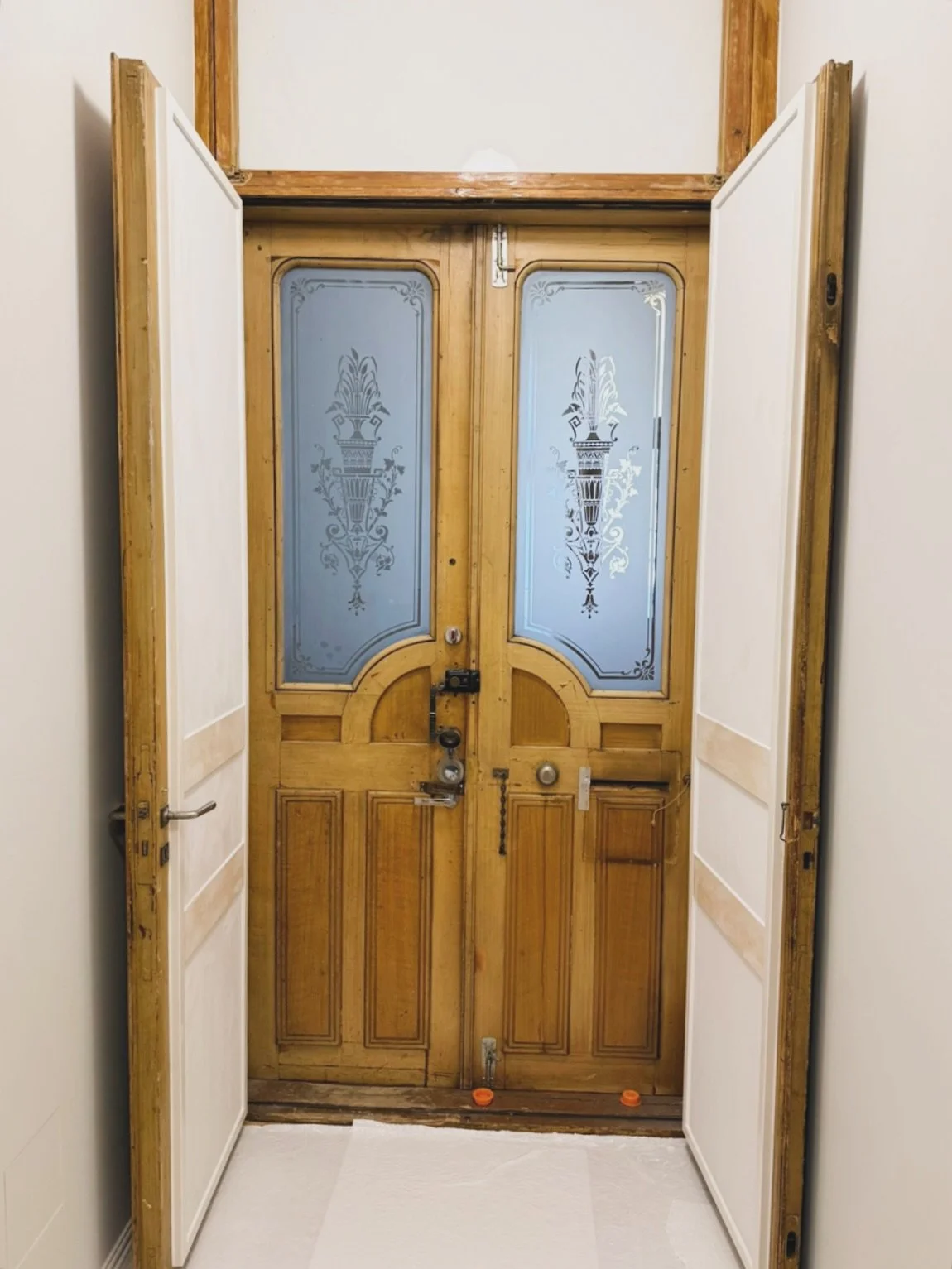 Porrashuoneen kunnostus tai ovien freesaus suunnitelmissa? Ekmanilta l&ouml;ytyy koristemaalaukseen ja ootrauksiin kokemusta pitk&auml;lt&auml; ajalta. 

Katsopa muita Instagram-kuviamme ja laita yhteydenottopyynt&ouml;&auml; kotisivujen kautta, niin