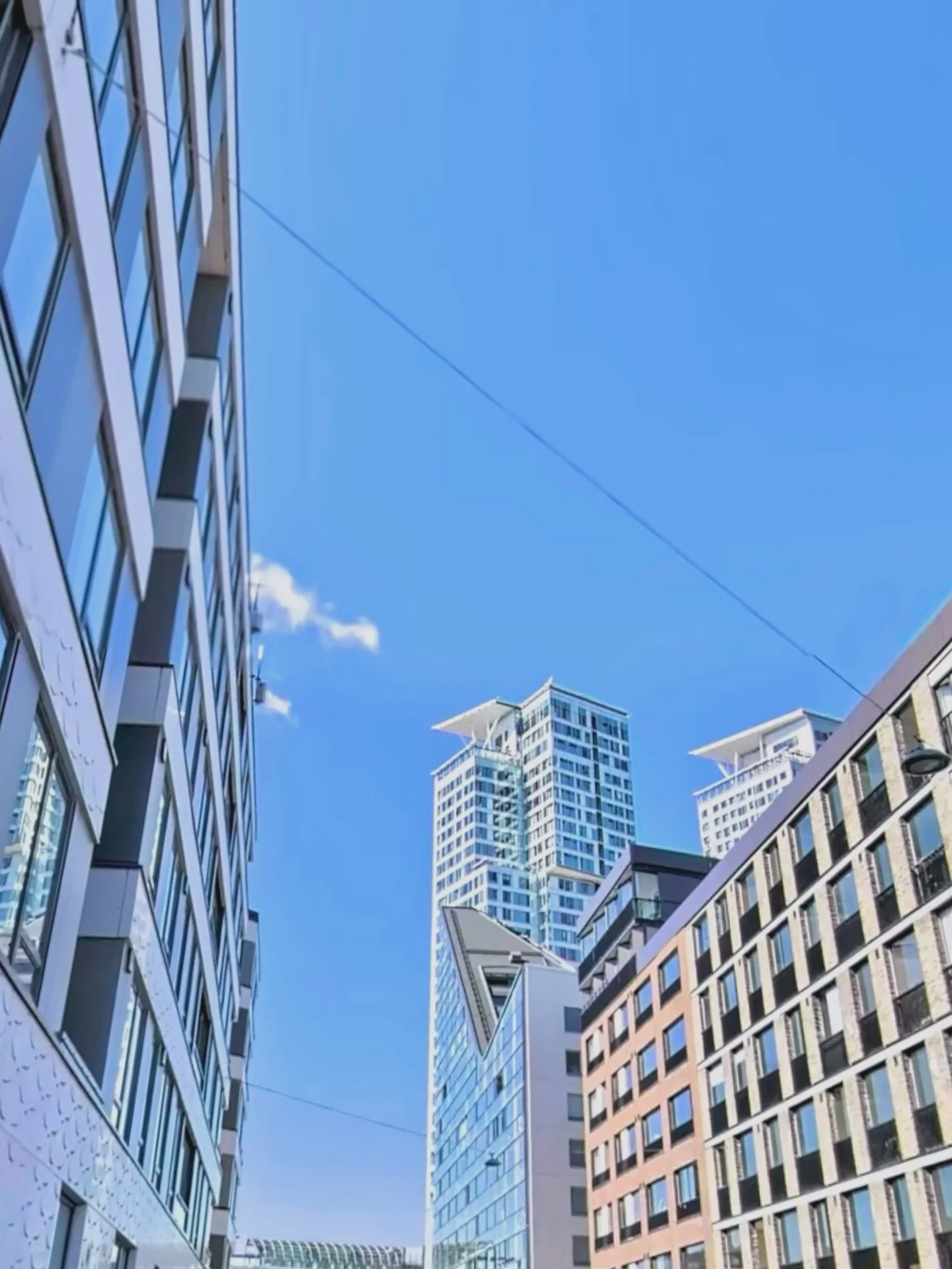 Teettek&ouml; te lainkaan Ekmanilla uusia kohteita? 
Uusia rakennuksia emme rakenna, mutta asiakkaan toiveita toteutamme teemme my&ouml;s uudempien kohteiden tiloihin. 
Kuten n&auml;iss&auml; maisemissa viimeksi. 

Valmista t&auml;&auml;ll&auml;kin, 