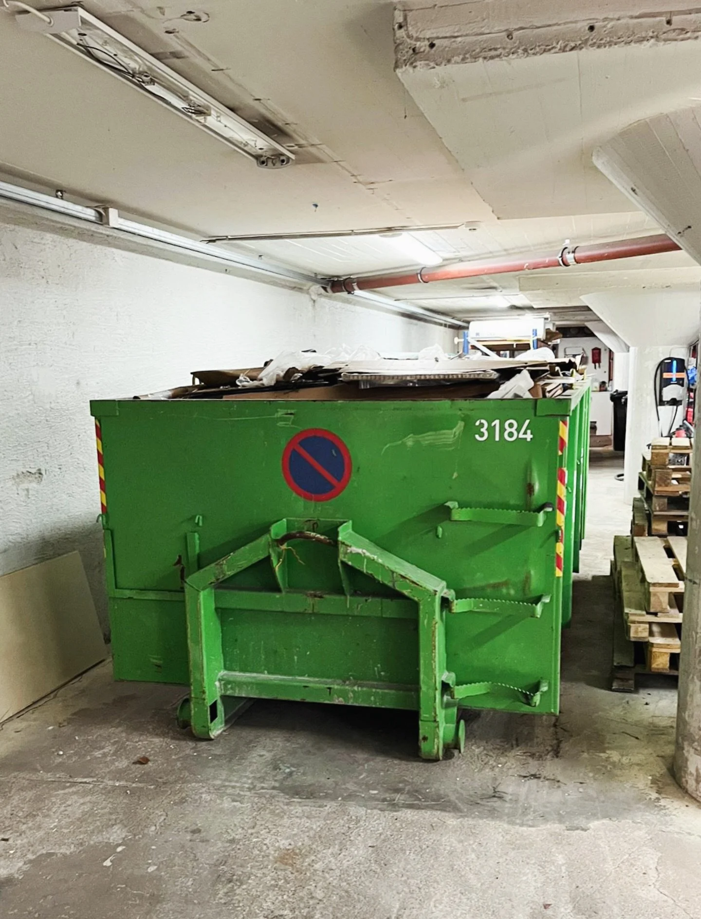 Ekman toimittaa Neitsytpolulta remontin pakkausj&auml;tteet kierr&auml;tykseen. Voidaan kertoa, ett&auml; pahvia, styroxia ja muovia kertyy ihan jonkun verran. T&auml;ss&auml; jo yksi syy turvautua paikalliseen ammattirakentajaan. N&auml;it&auml; on 