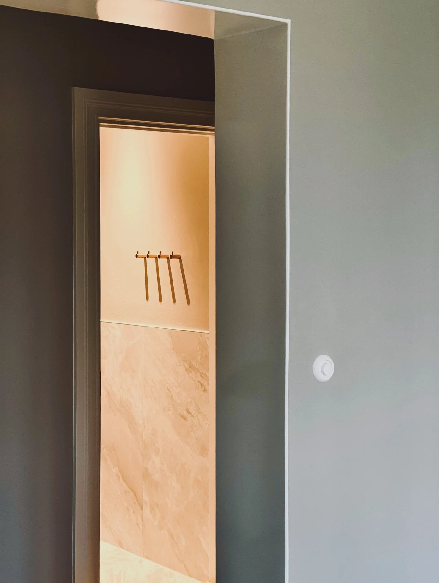 Kyll&auml; se niin on, ett&auml; vanhoissa kortteleissa remonttien tekeminen on vaan erilaista. Jo ihan purusta l&auml;htien t&auml;ytyy tiet&auml;&auml; rakenteesta. Ja rakentamisvaiheessa ty&ouml;tunteja menee &auml;lyt&ouml;n m&auml;&auml;r&auml;,