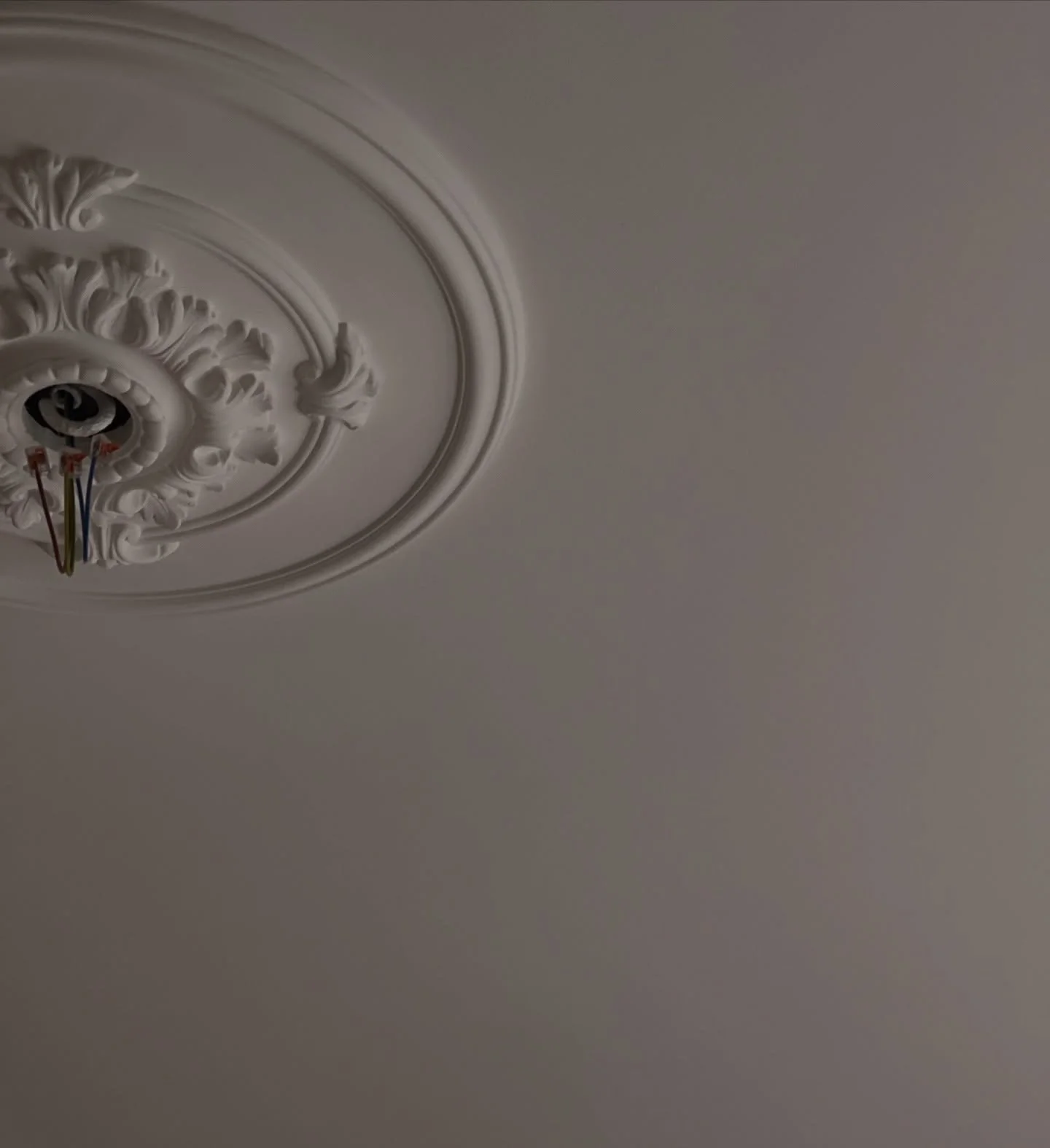 Erilaisia rosetteja, my&ouml;s sein&auml;listoja ja korkeita jalkalistoja on toivottu jo pidemm&auml;n aikaa. Ja tietysti vanhoja kunnostetaan mielell&auml;&auml;n ja hyvin tuloksin. Kuuluu melkein jokaisen vanhan tilan remonttiin. 

N&auml;m&auml; s