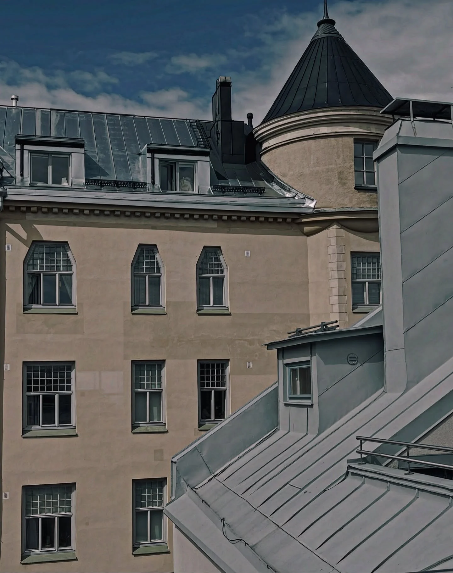 Kun Ekman toimii paikallisesti Helsingin keskustassa, huolto-, korjaus- ja remonttiavun lis&auml;ksi tuomme puolestasi my&ouml;s remonttitarvikkeet paikalle, samoin kuin pakkaamme ja varastoimme asiakkaamme irtaimistoa sek&auml; viemme tarpeettomat k