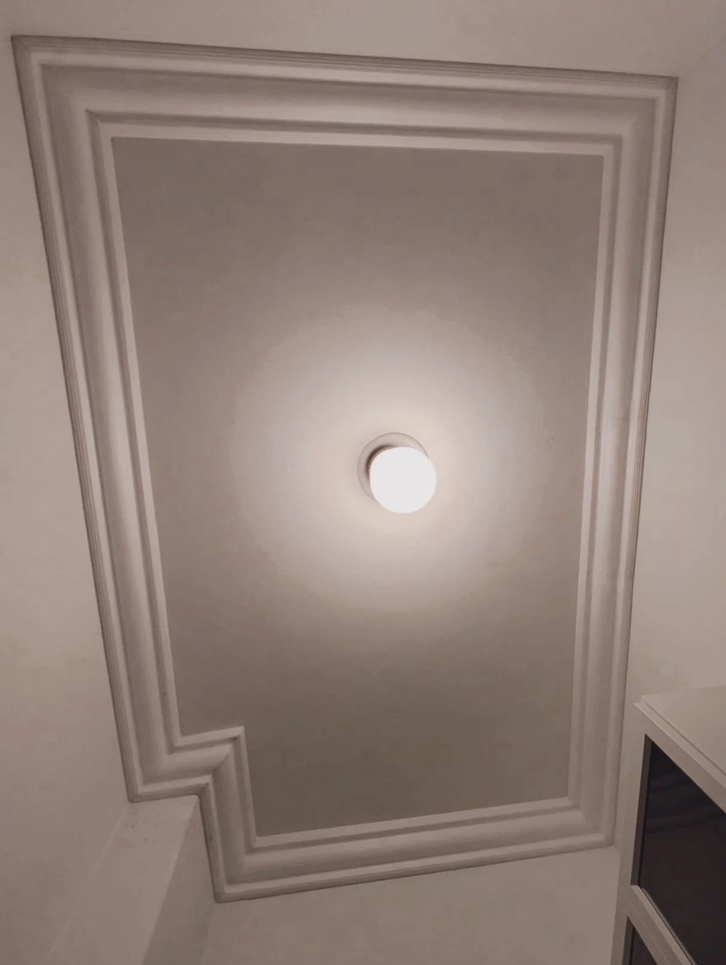 Ekmanin j&auml;ljilt&auml; tunnelma katossa t&auml;ss&auml;kin kohteessa. Joonatanin taidonn&auml;yte katon koristelistoituksesta. 

Mihin tilaan sopisi kohteessasi? 

#katto #remontointi #ullanlinna #sisustus #deco