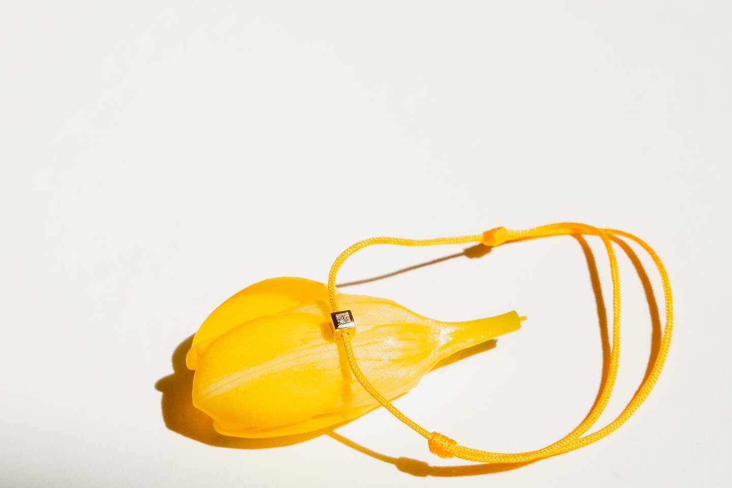 Sonnenschein auf der Haut, Eleganz am Handgelenk

#summervibes #jewerly #summerelegance #vacationglow #minimalluxury #timlessstyle #bracelet