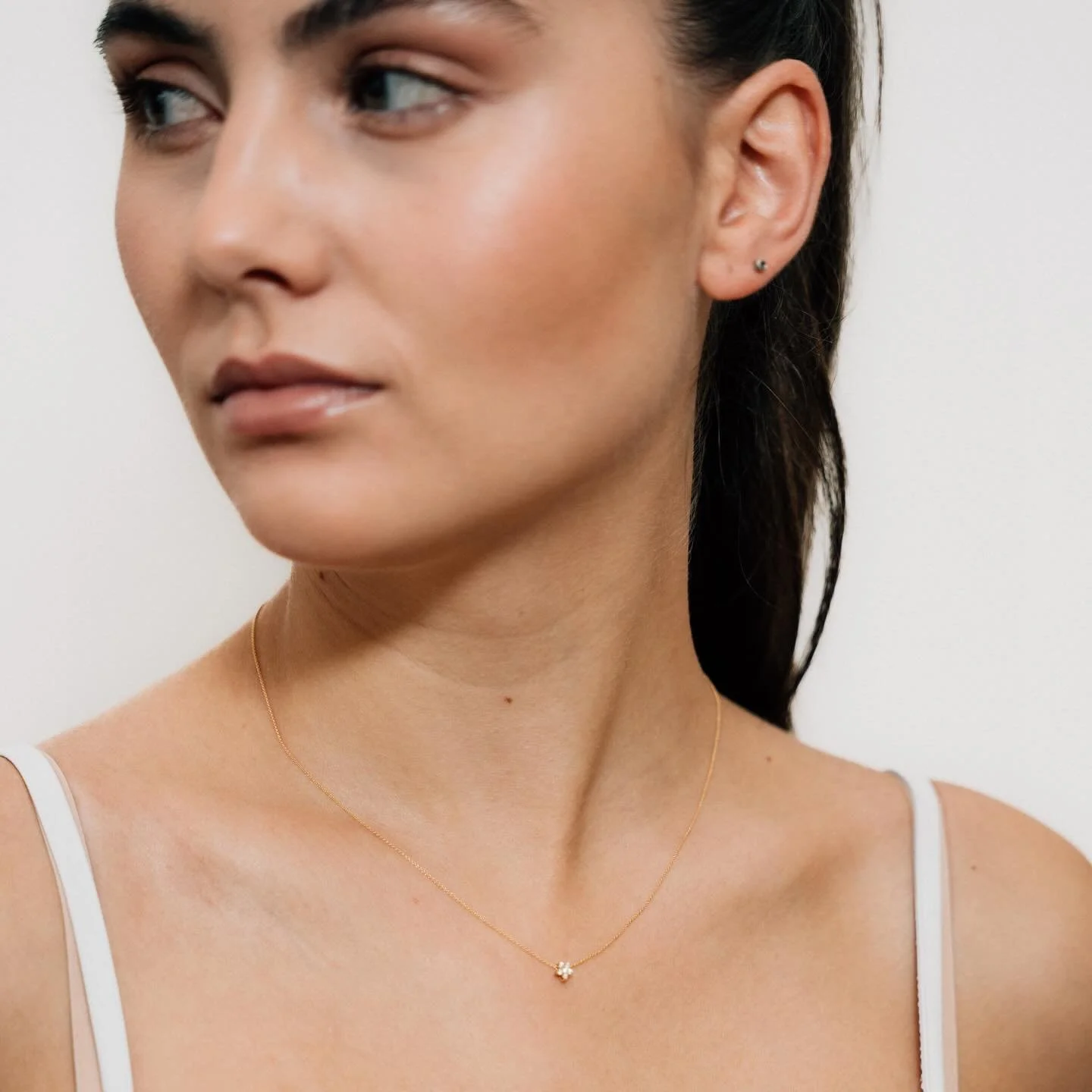 Unser Model tr&auml;gt unsere Peony Kette