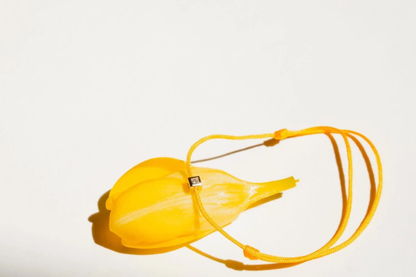 Sonnenschein auf der Haut, Eleganz am Handgelenk

#summervibes #jewerly #summerelegance #vacationglow #minimalluxury #timlessstyle #bracelet