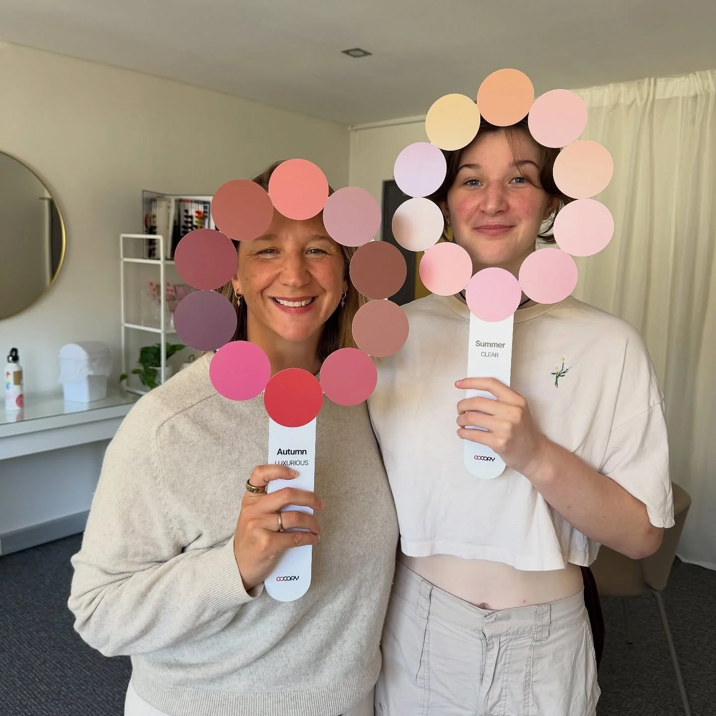 Always lovely having a mother/daughter duo session!! Have had quite a few in the past month and they&rsquo;re always such fun to do together! 💕

More often than not we end up with very different results 😆

#personalcolouranalysis #personalcolourana