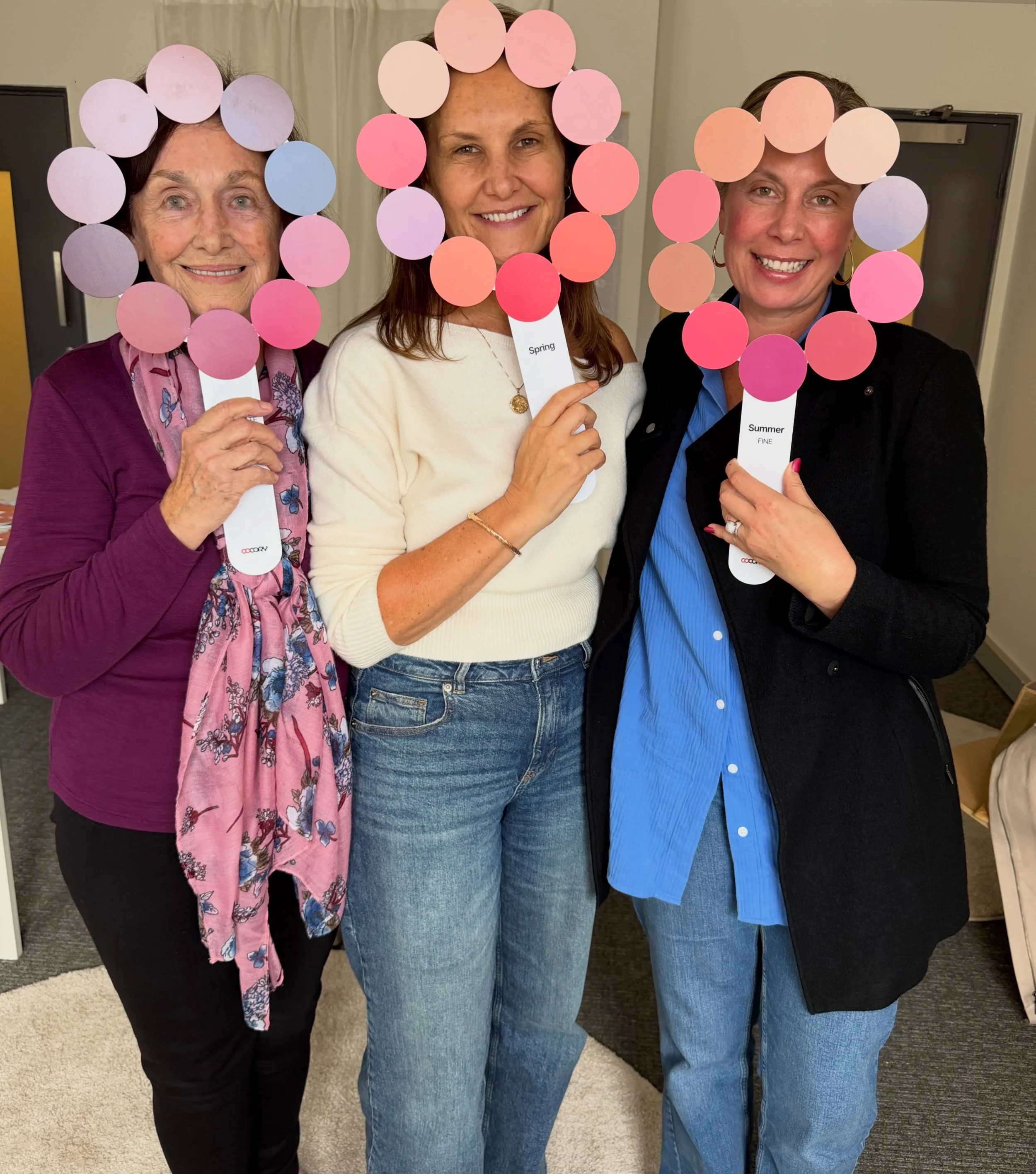 Thank you to this beautiful mother/daughter trio for stopping by today 💕 

Always interesting to see how much difference there is among relatives (in this case, three different seasons!) ☃️🌻🍁

#personalcolouranalysissydney #crowsnest  #koreancolou