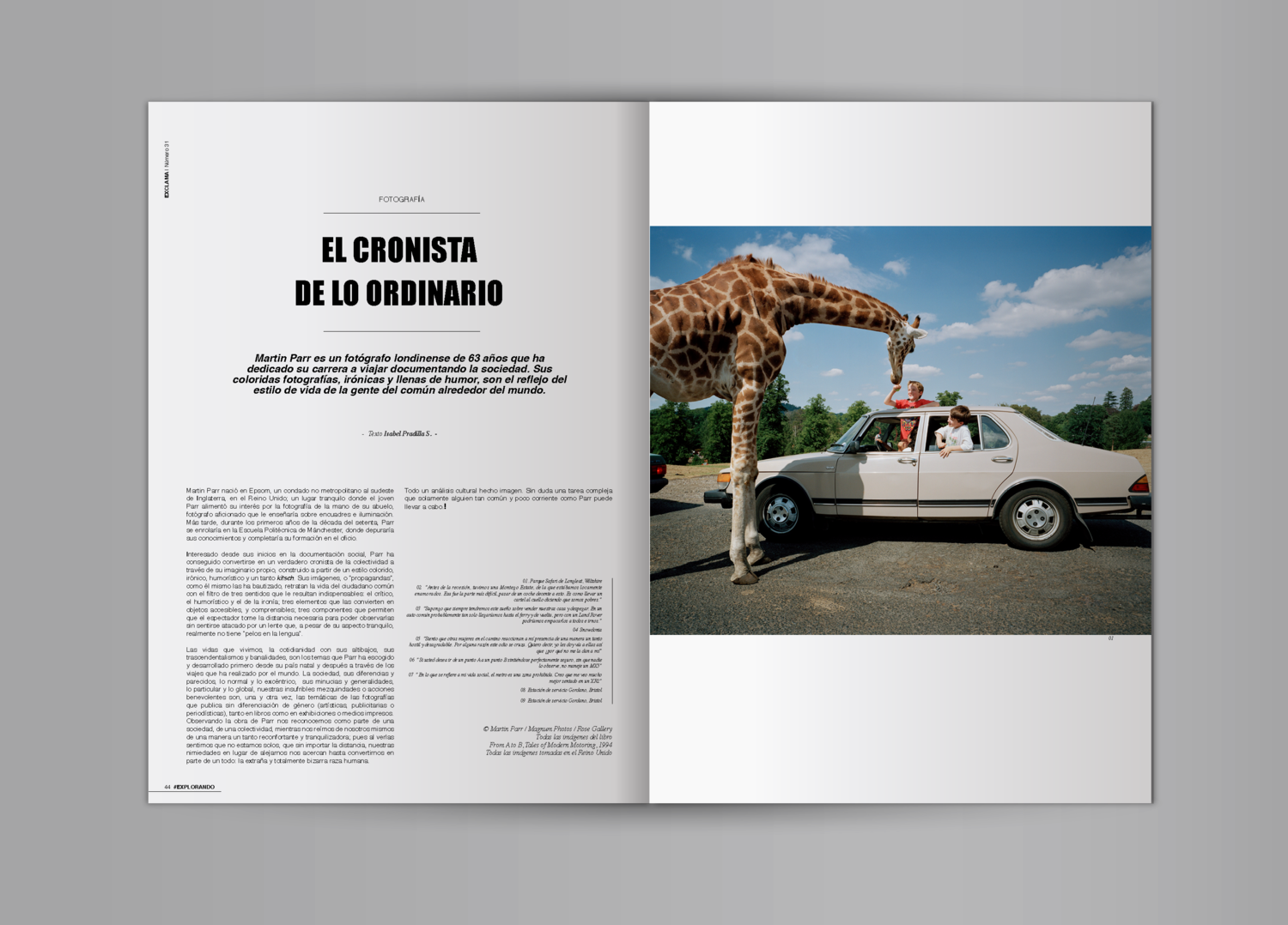 Revista abierta en una página con un artículo titulado 'El Cronista de lo Ordinario' sobre el fotógrafo Martin Parr. A la derecha, una fotografía de una jirafa asomándose por la ventana de un auto donde hay personas observando, en un entorno al aire