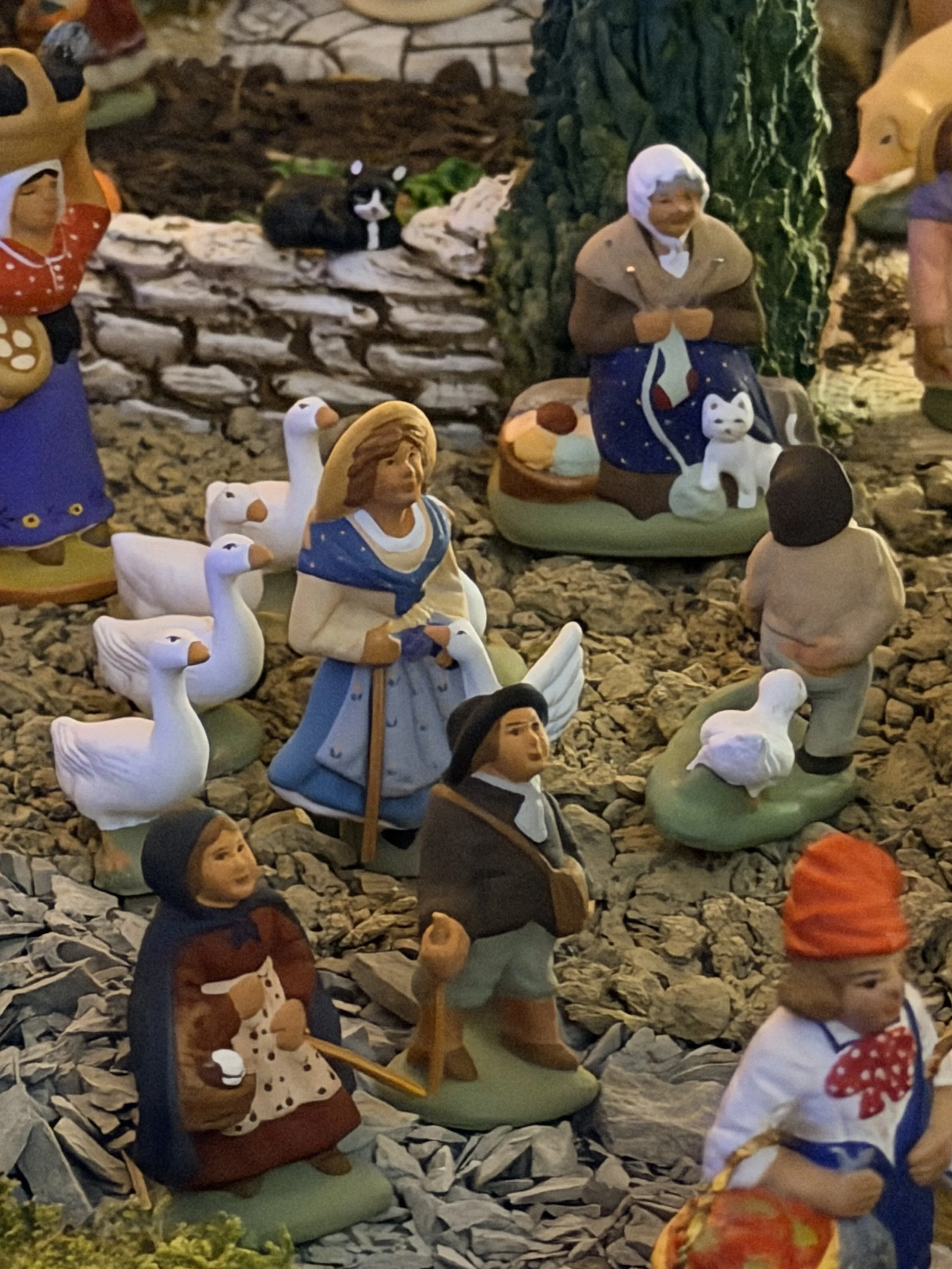 Les villageois se dirigent vers la grotte de la Nativité...