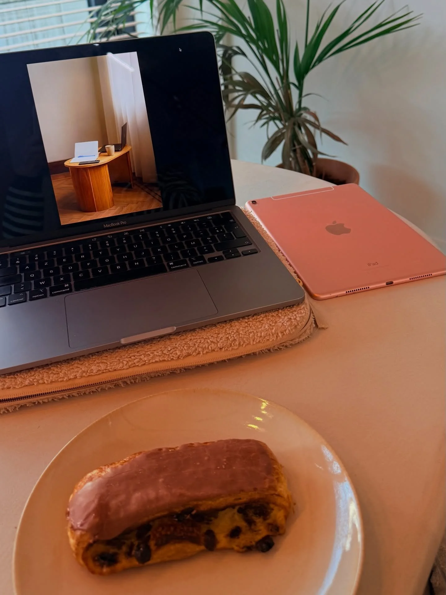 Hoogtepunten van vorige week. 💃🏽

1. De maandag begonnen met een koffiekoek om blue monday tegen te gaan.🤭
2. Notion template gemaakt voor @daglichtstudio.ell_limits 🙌🏻
3. Zo naar het werk rijden🥺
4. Last-minute ingeving om mijn lief @yoeri.van