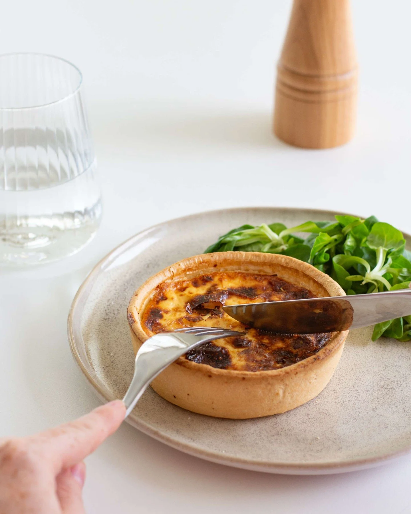 On revient avec un classique : la quiche lorraine 🥰

Chaude, r&eacute;confortante, gourmande, et toujours l&agrave; quand on en a besoin !
🔥Tu veux du chaud : elle est l&agrave; ​​​
😋 Tu veux de la gourmandise : encore l&agrave;
⌚ Tu veux un d&eac