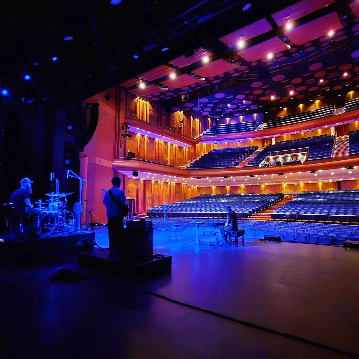 We are all set for our first time in Estonia 🇪🇪 📍✨️

This venue is just insane! Can't wait for tonight 😍😍😍
See you soon @kontserdimaja ✨️💚