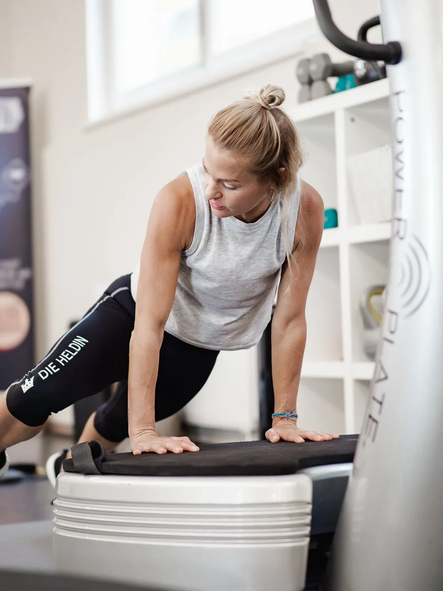 Frau beim Plank-Workout auf einer Trainingsbank im Fitnessstudio