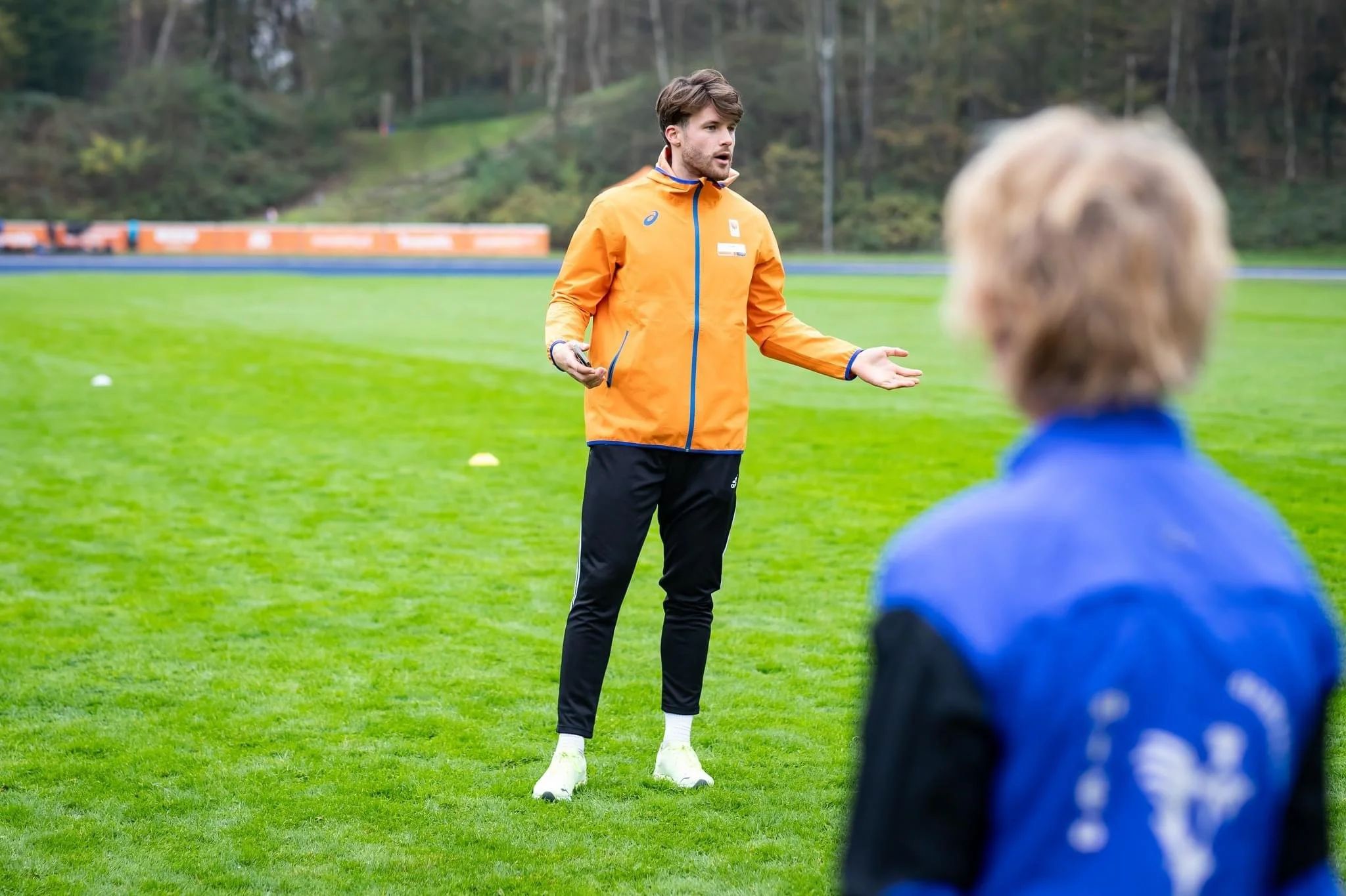 Léon, EK-medaillewinnaar en vitaliteitsexpert, coacht bedrijven in het verbeteren van fysieke en mentale gezondheid op de werkvloer.
