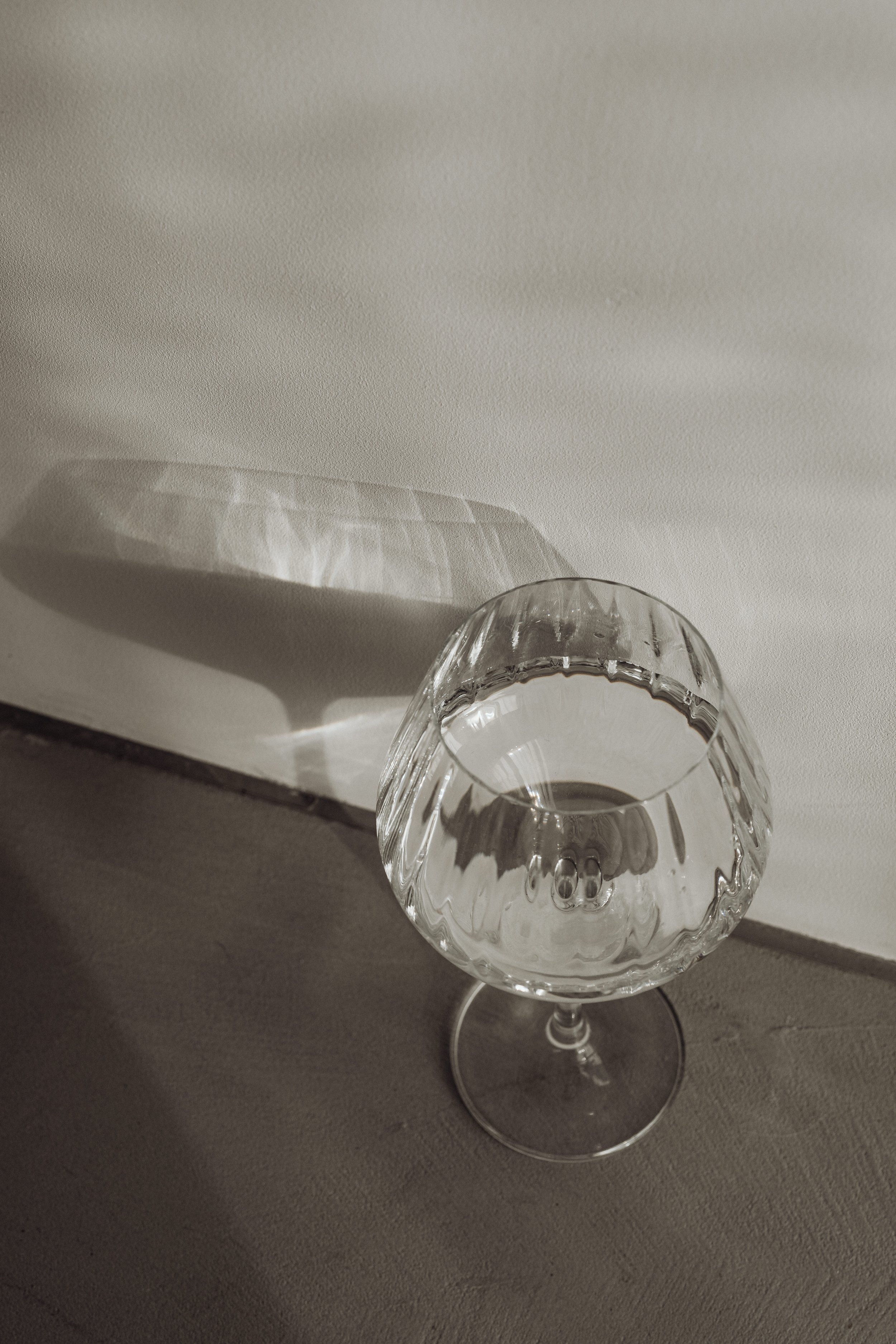 kaboompics_water-in-wine-glass-shadows-backgrounds-28795.jpg