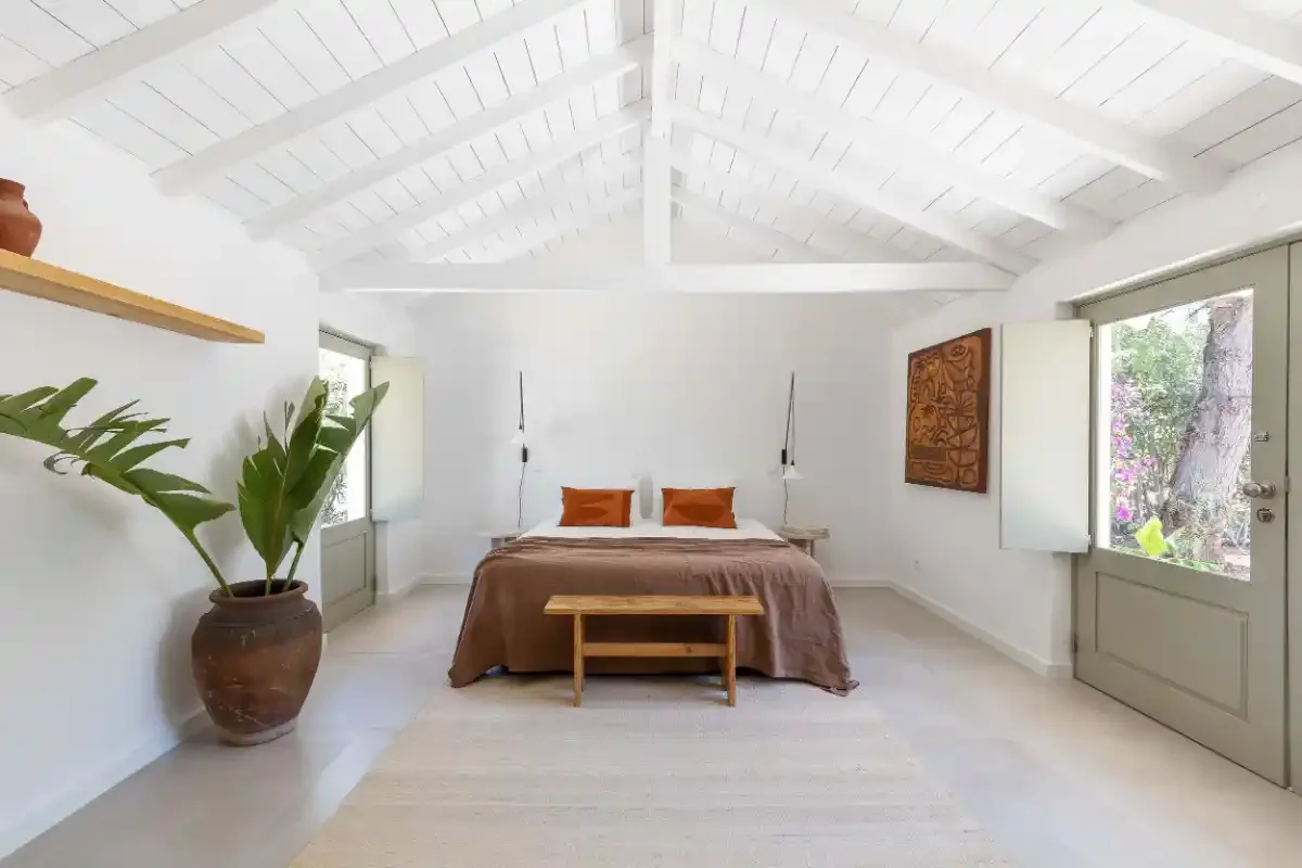 Airy Mediterranean bedroom with white vaulted ceiling at Amago Casa Lenta.