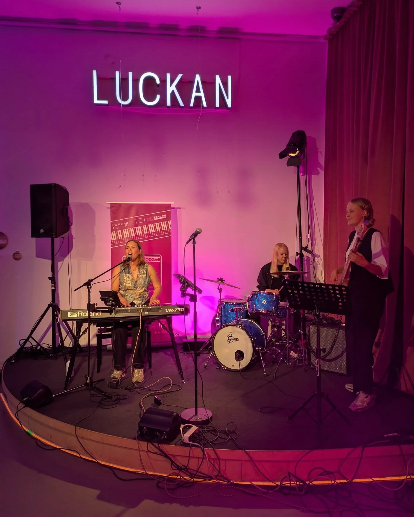 Musikquiz med Rock Donna House Band 💖

🥁 @maijumaekidrums 
🎸 @hildeninlinnea 
🎹🎤 @vilma__virtanen
🎤 @sarandamusic 

#musikquiz #rockdonnahouseband