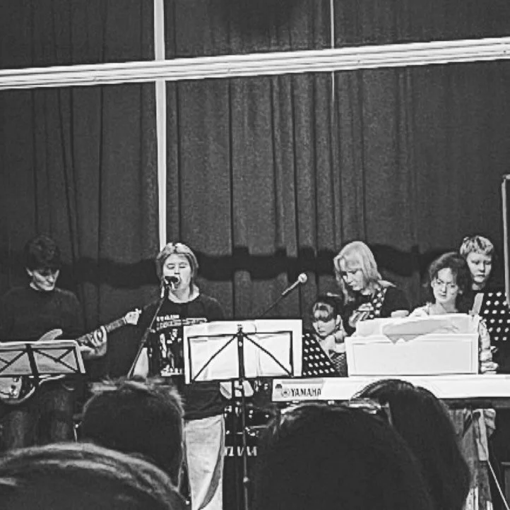 Rockdonnas bandklubb  Chilliga gsus, spelade sin h&ouml;stkonsert p&aring; m&aring;ndag 8.12 p&aring; @ungdomsgarden_sandels med med l&aring;tar av bl.a The romantics, Kent och Hole. Konserten var super!