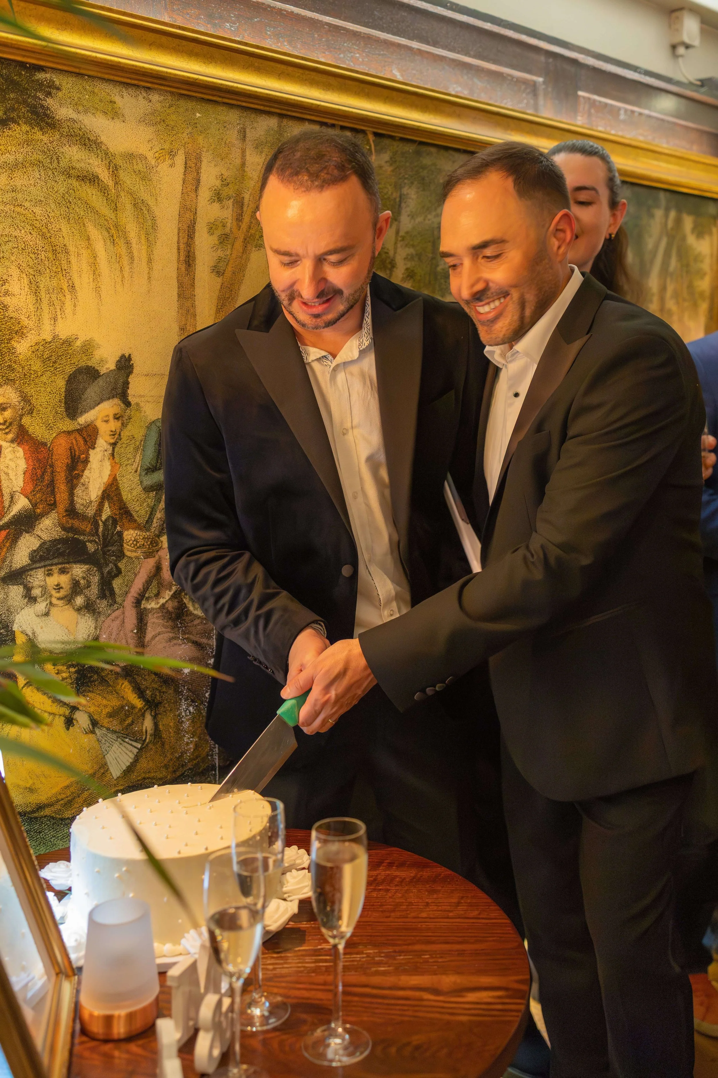     cake-cutting-photographer-london.jpg