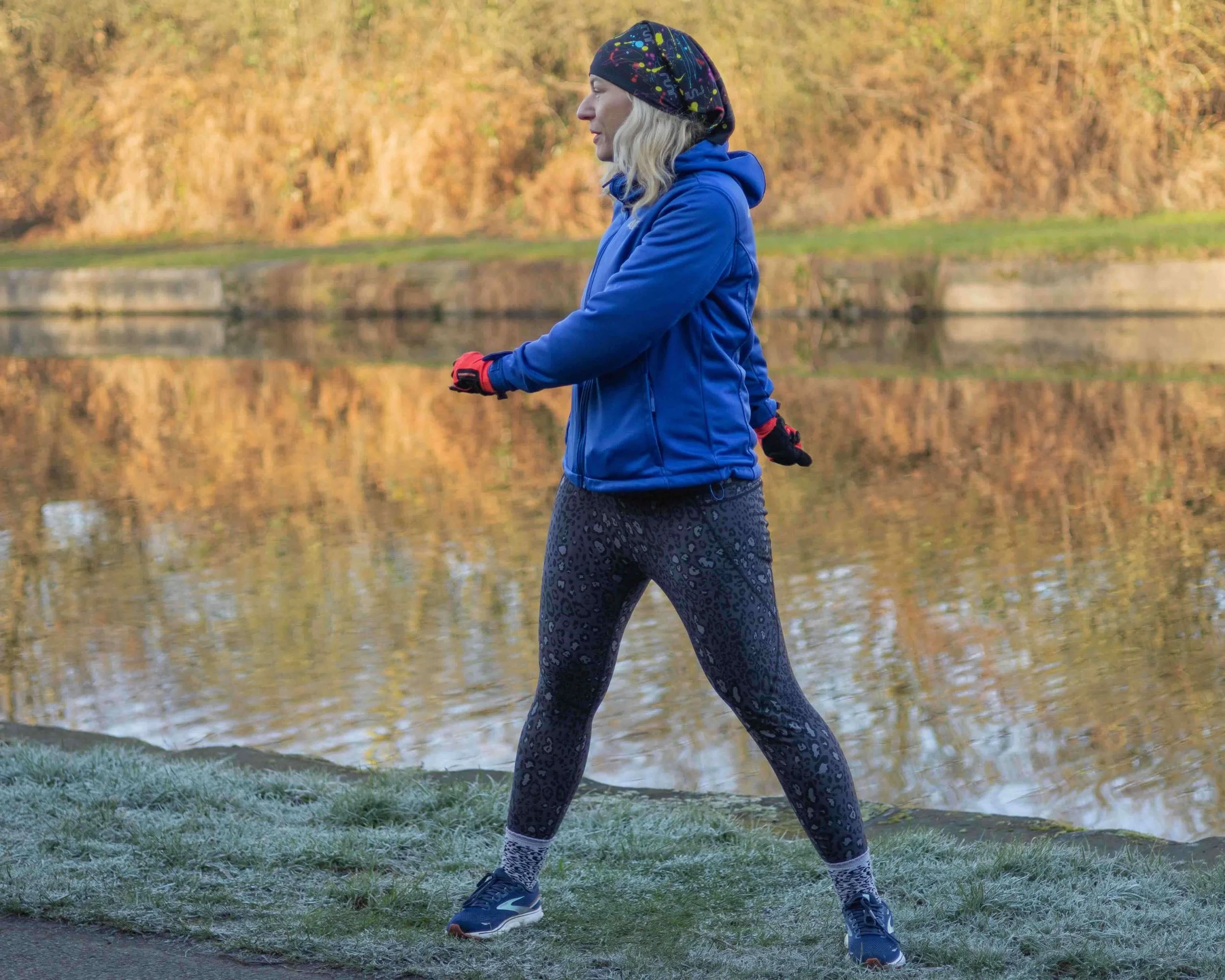 london-fitness-photographer-woman-jogging-canal-morning.jpeg