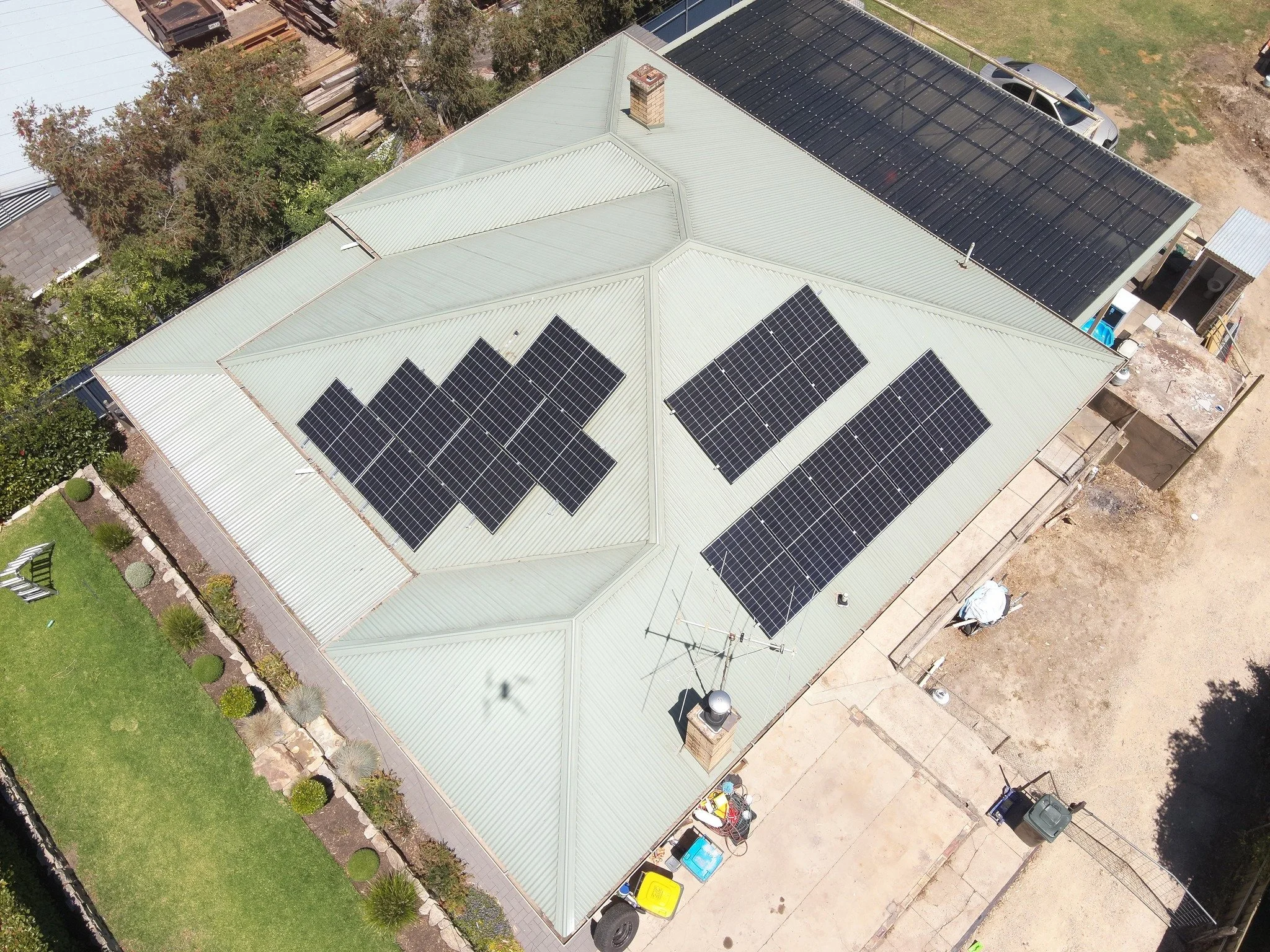 From small homes, to large estates, we&rsquo;ve got the perfect solar solution for every space. 🏡🌞

For this client, we designed a 6.6kW solar system with a 5kW hybrid inverter and a 9.6kW battery backup - perfectly tailored for the home&rsquo;s ne