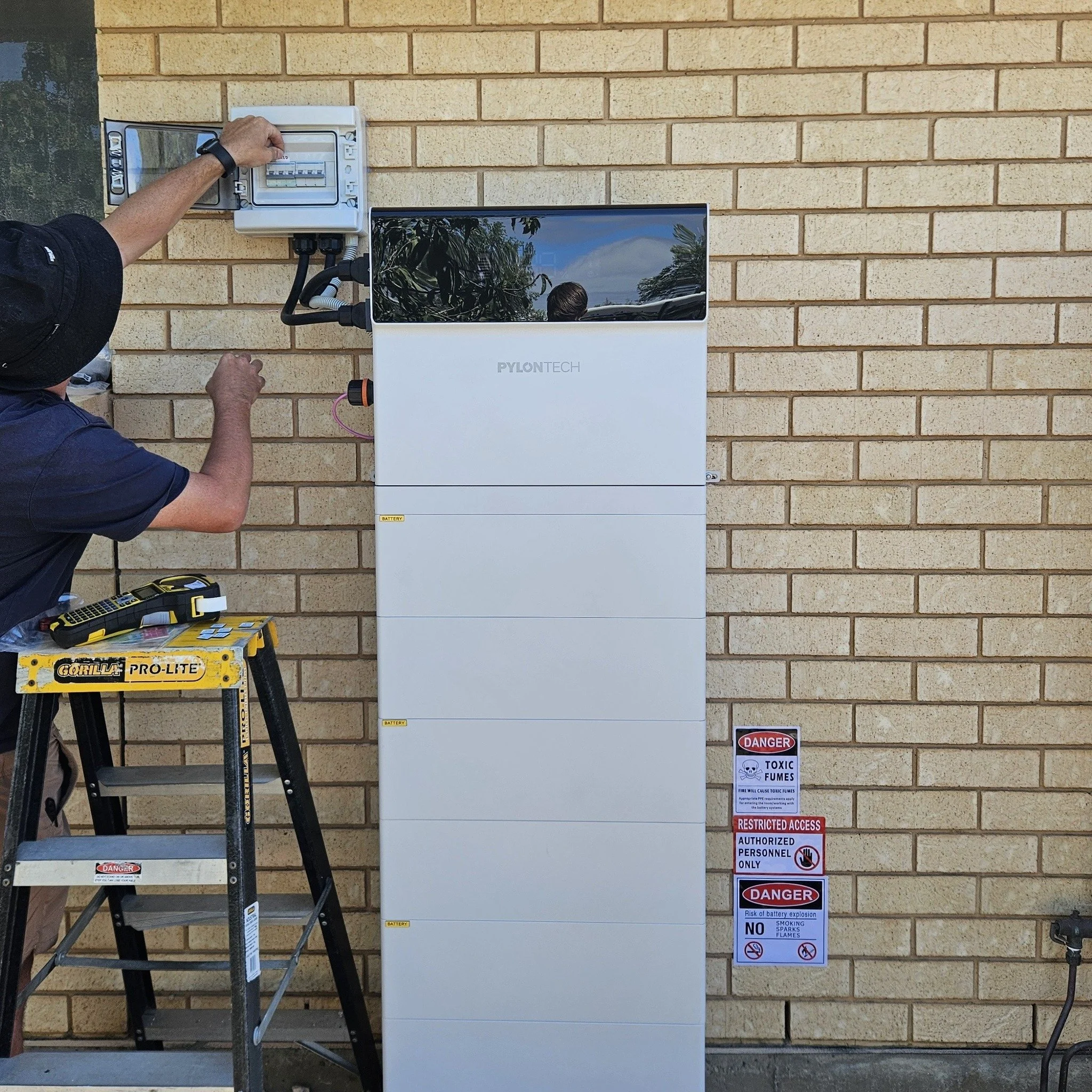 Enhancing an existing solar setup with a home battery is a smart move. This recent retrofit allows the household to store excess solar energy, reducing reliance on the grid and making the most of their solar investment. #SolarStorage #HomeBattery #En